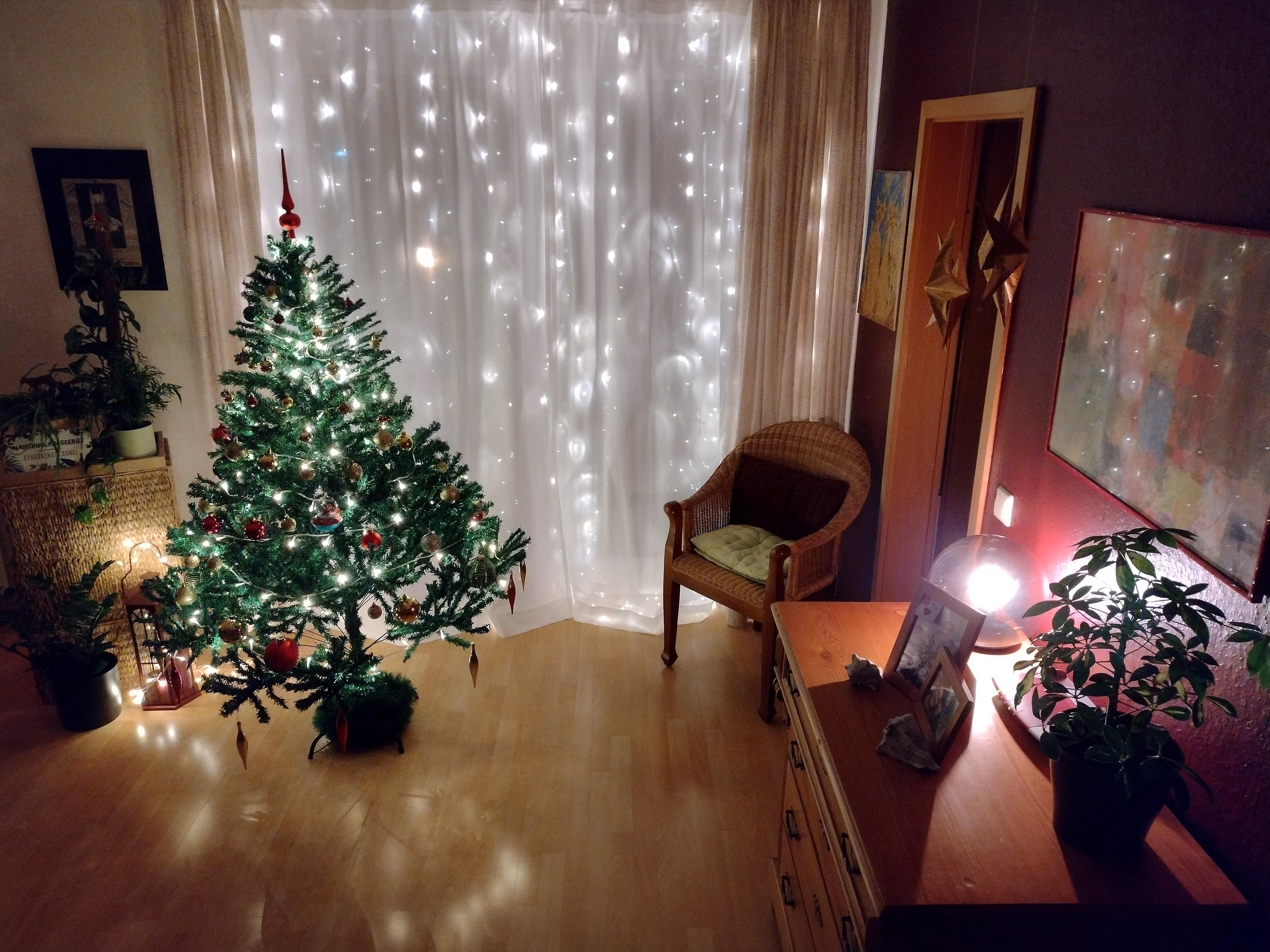 #wohnzimmer #weihnachten #weihnachtsbaum #lichterkette