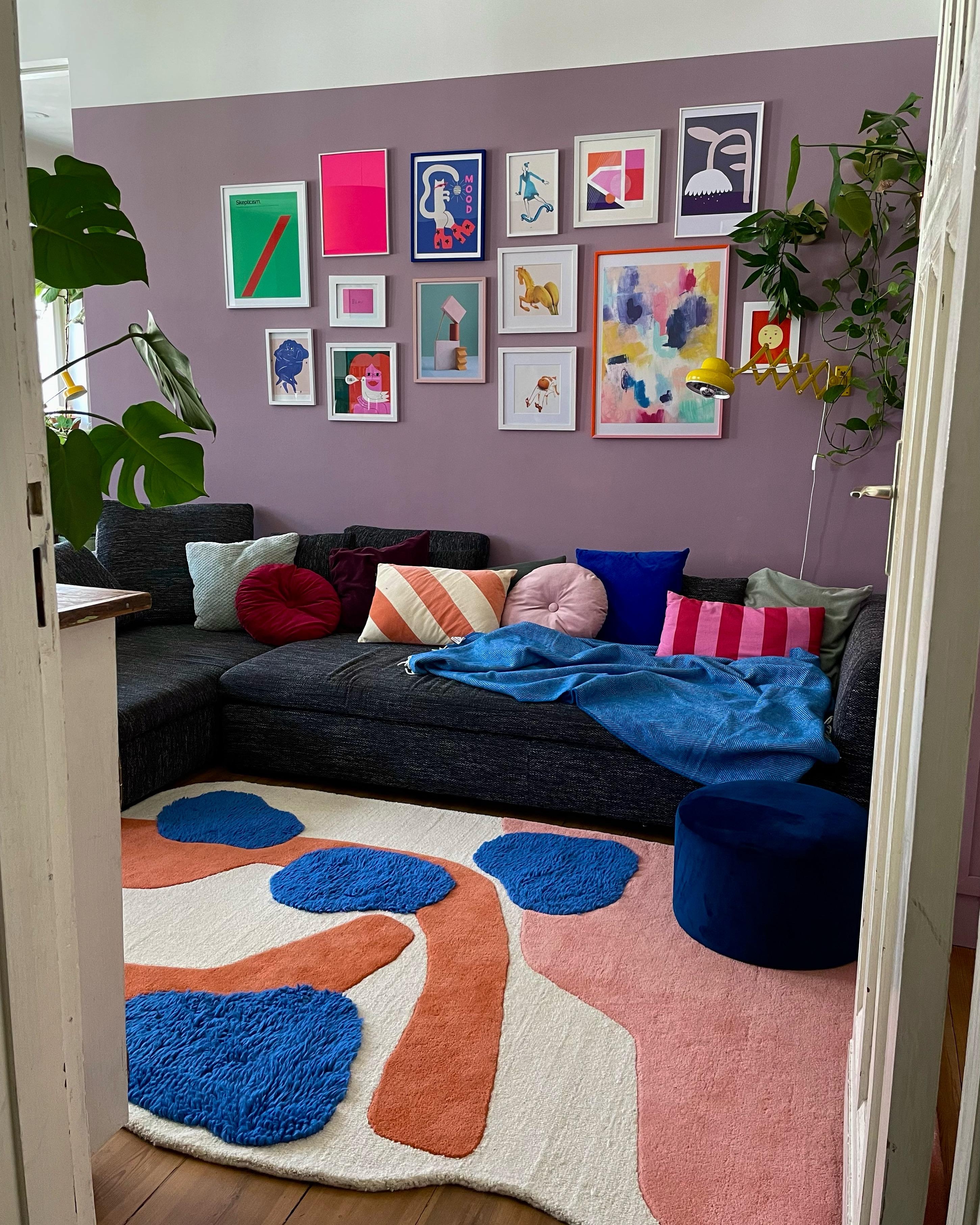#wohnzimmer #wohnzimmerdeko #teppich #farbenfroh #bilderwand #sofa #sofaecke 