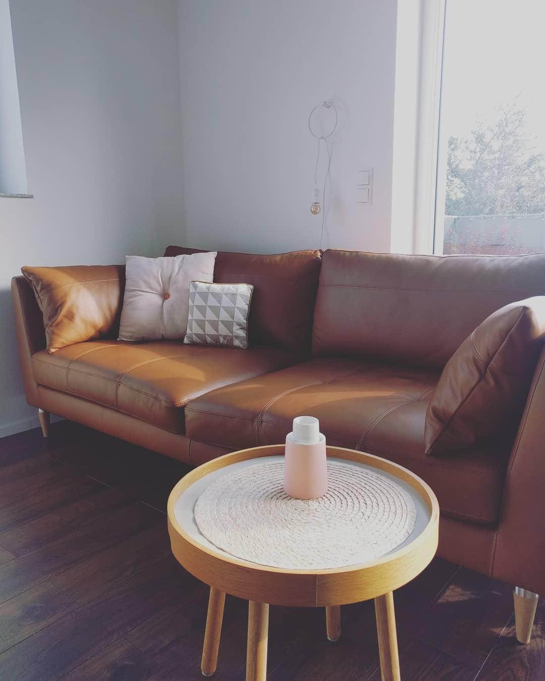 #wohnzimmer#couch#ledercouch#dekoinspiration#minimalistisch#rosa#asavase#fermliving#interior#couchliebt