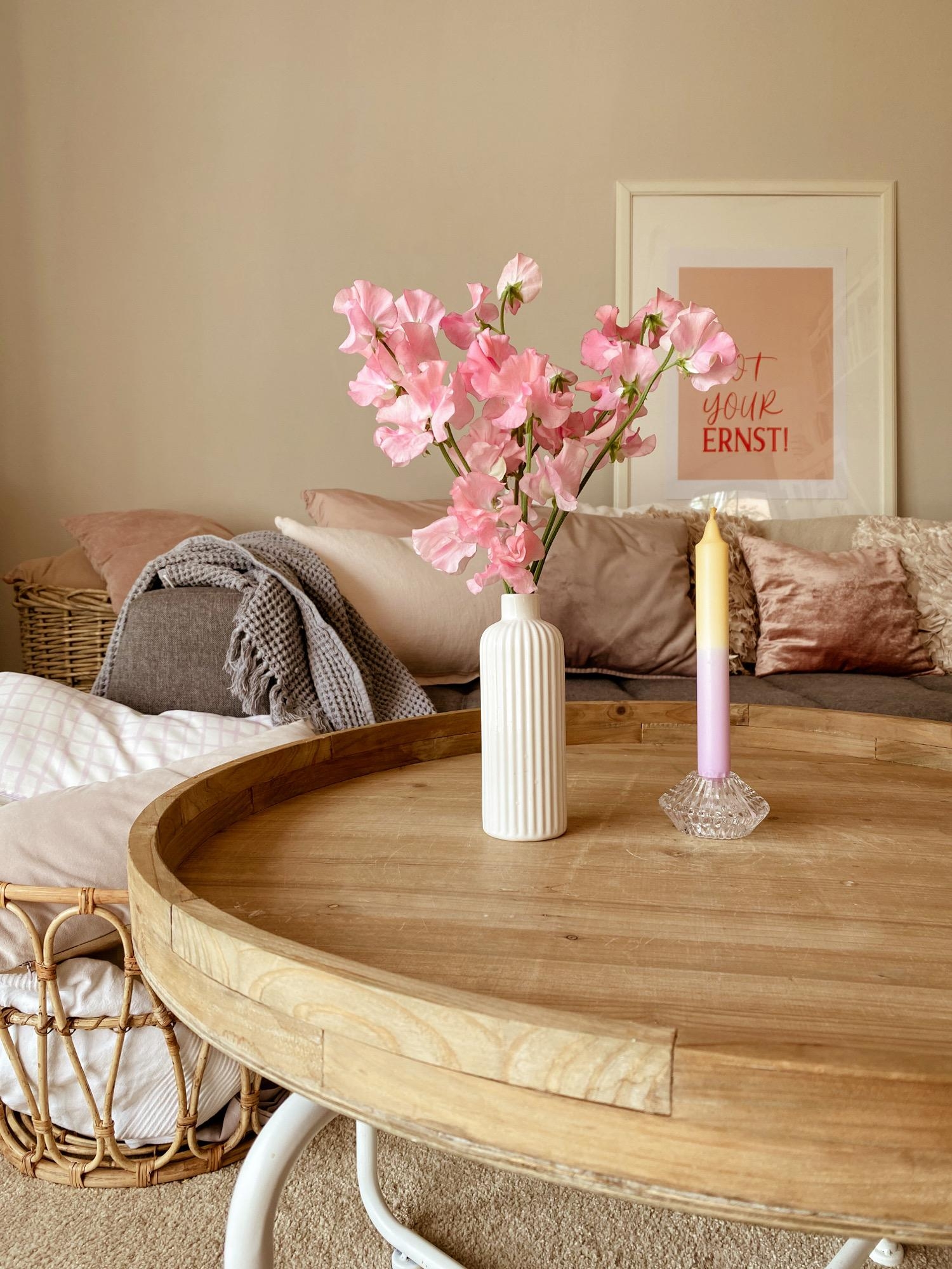 #wohnzimmer#couchstyle#freshflowers#hygge#homestyle#rosarosa#livingroom#cozy