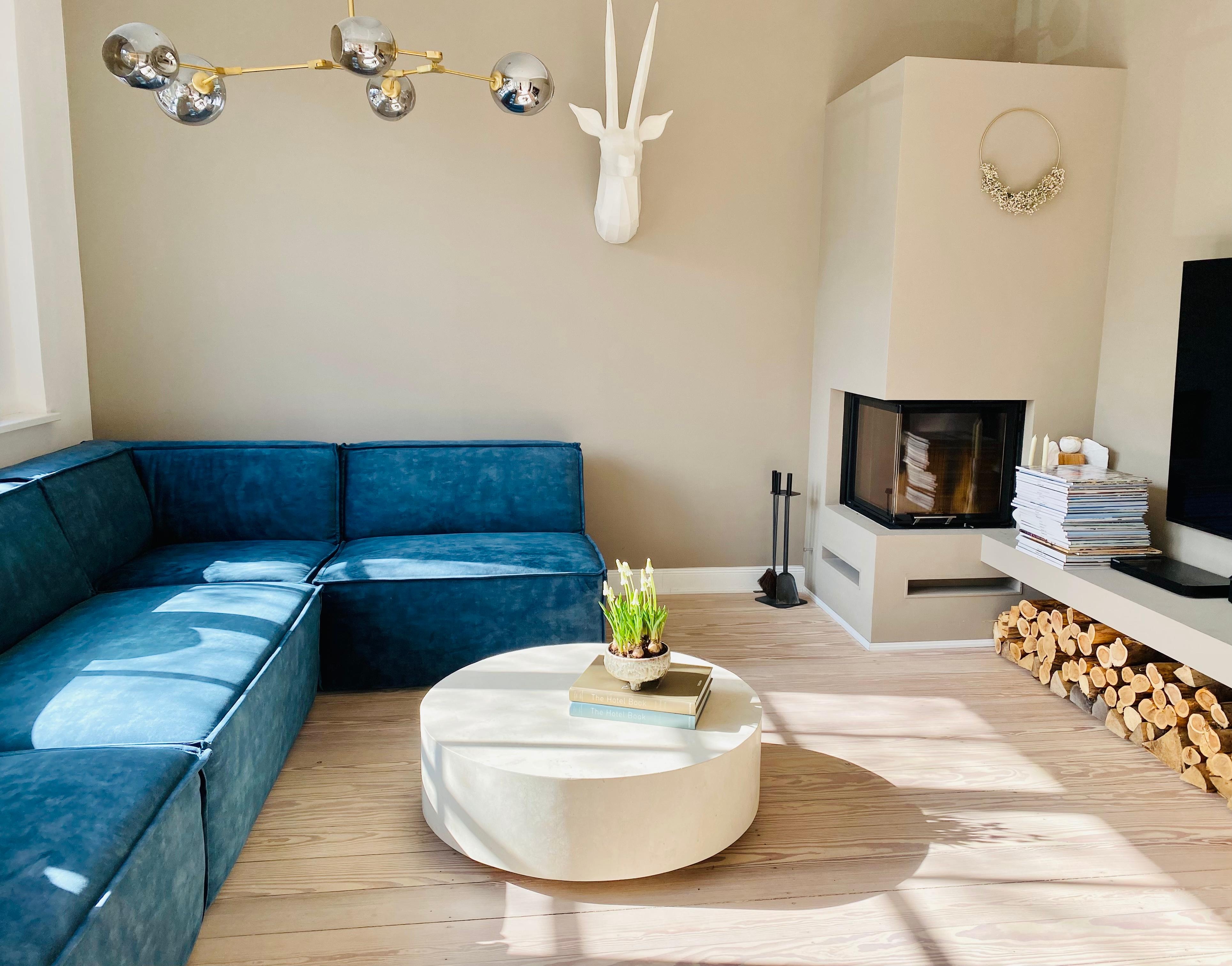 #wohnzimmerdesign #couchstyle #kamin 