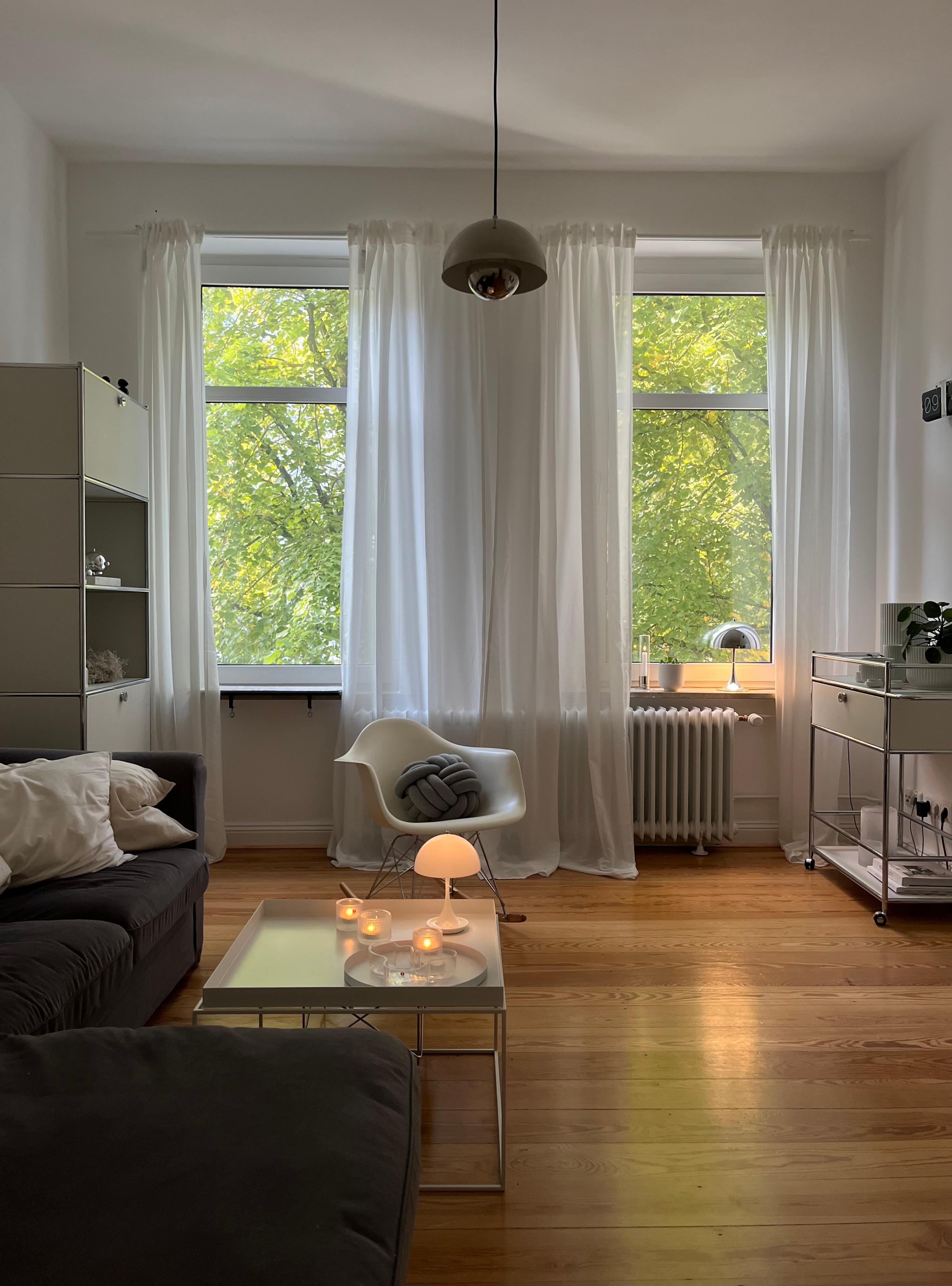 #wohnzimmerdetails #altbauliebe #skandinavischwohnen #kerzenschein #leuchtenliebe 