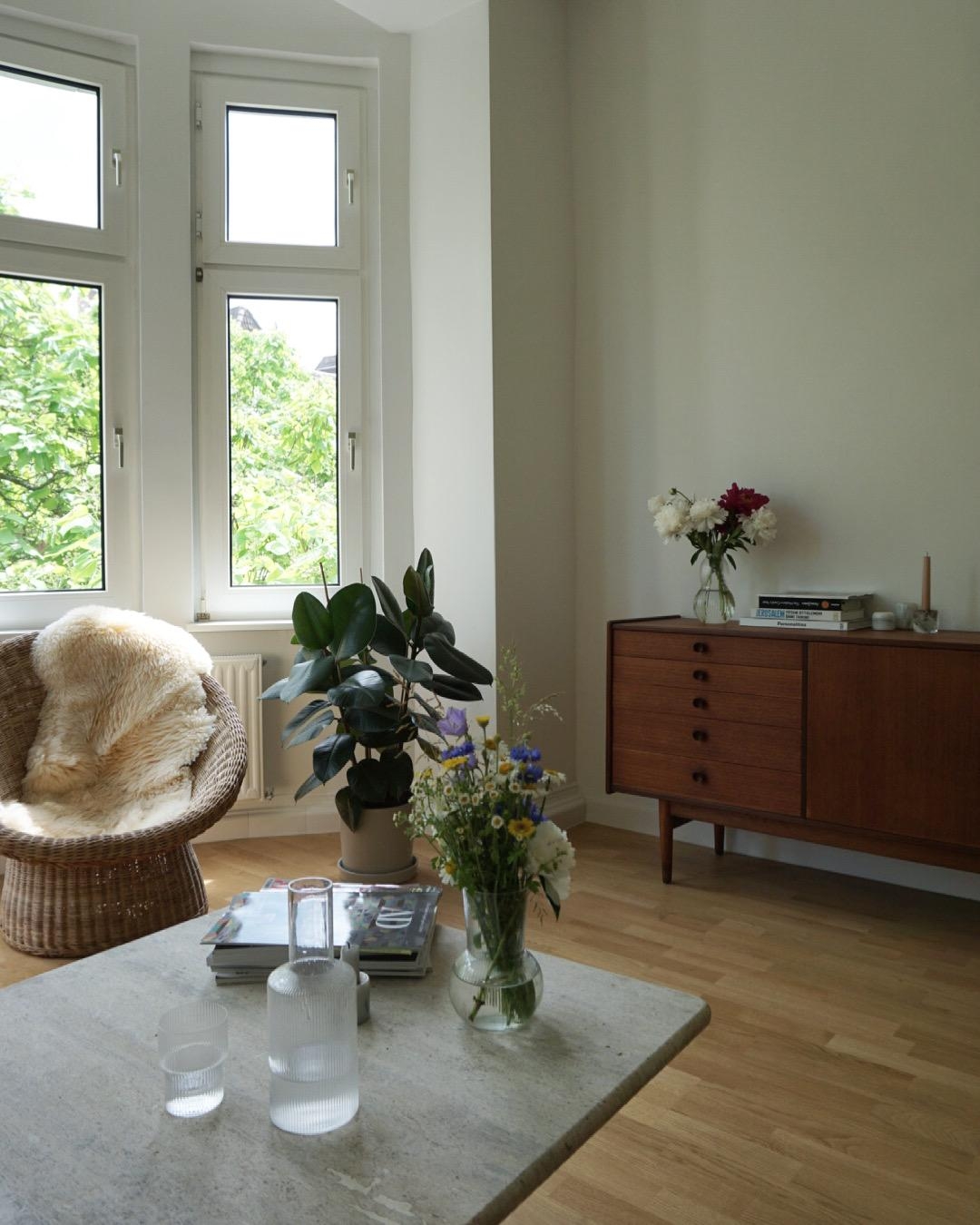 Wohnzimmereck #livingroom #midcentury #interior #flowers #plants #cozyhome #nordichome #mylvgrm