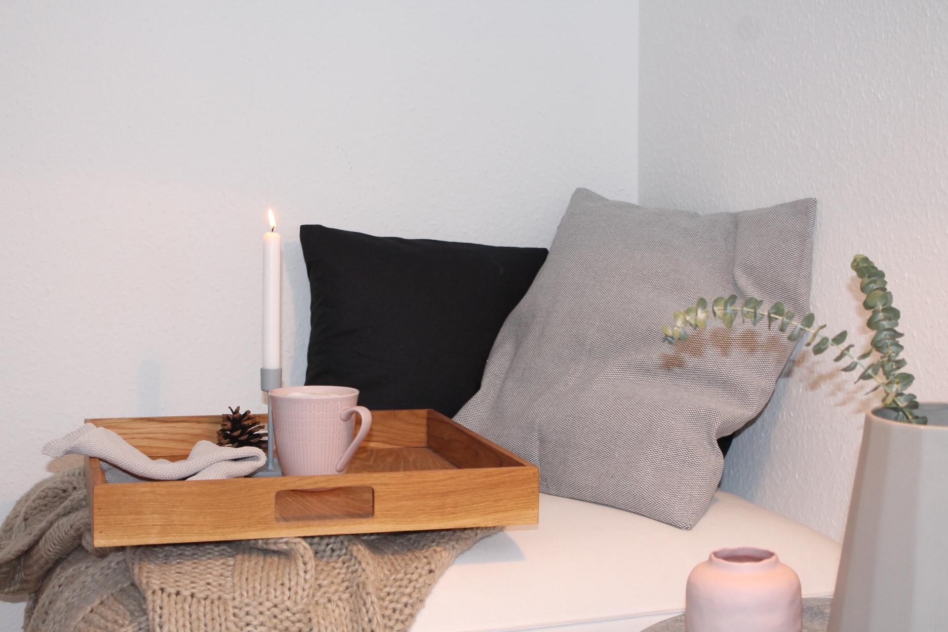 Wohnzimmerecke am Wochenende #wohnzimmer #vase #kissen #tablett #kerzenständer #geschirr ©www.koenigskram.de