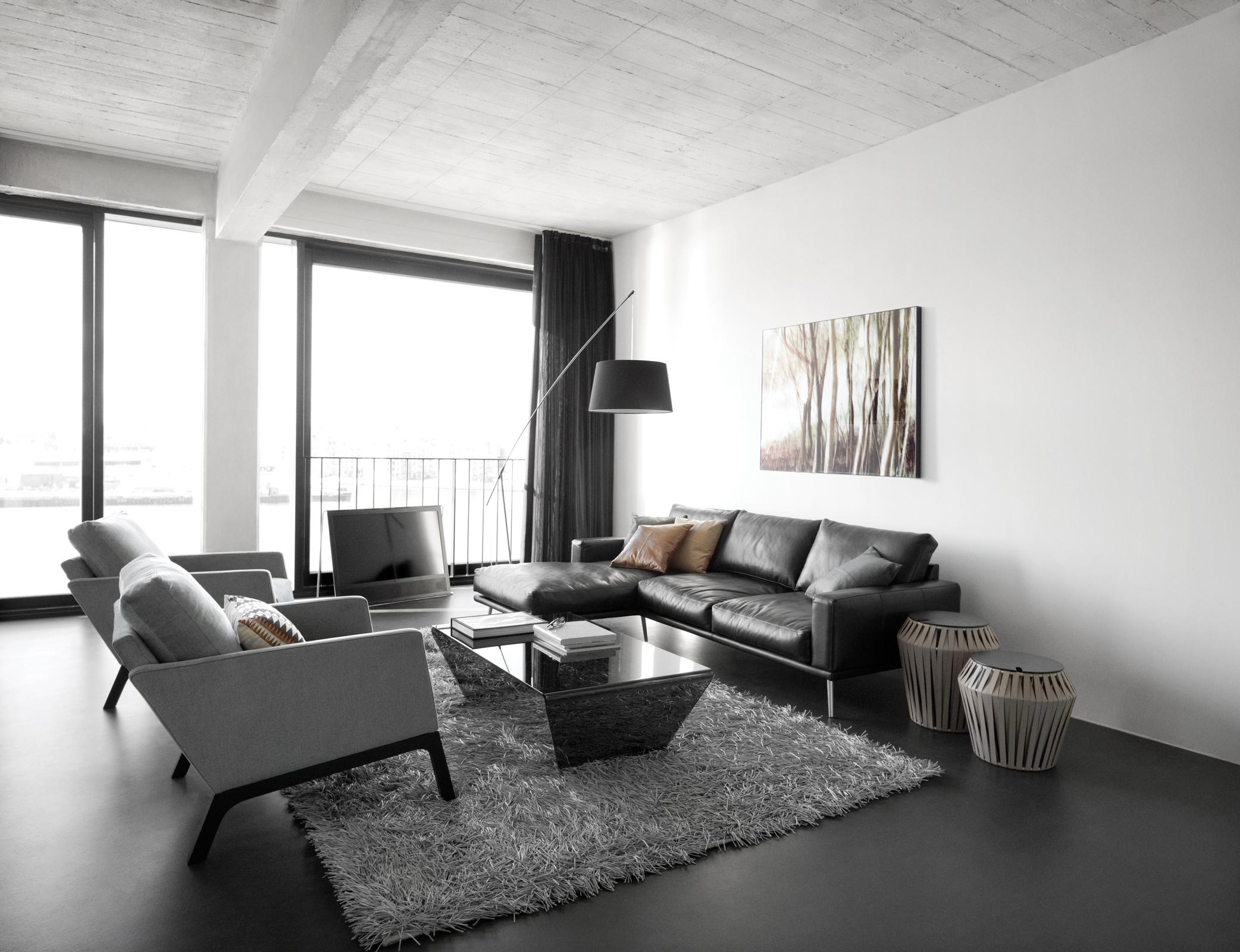 Wohnzimmergestaltung in Schwarz-Grau #ledersofa #grauersessel #boconcept ©BoConcept