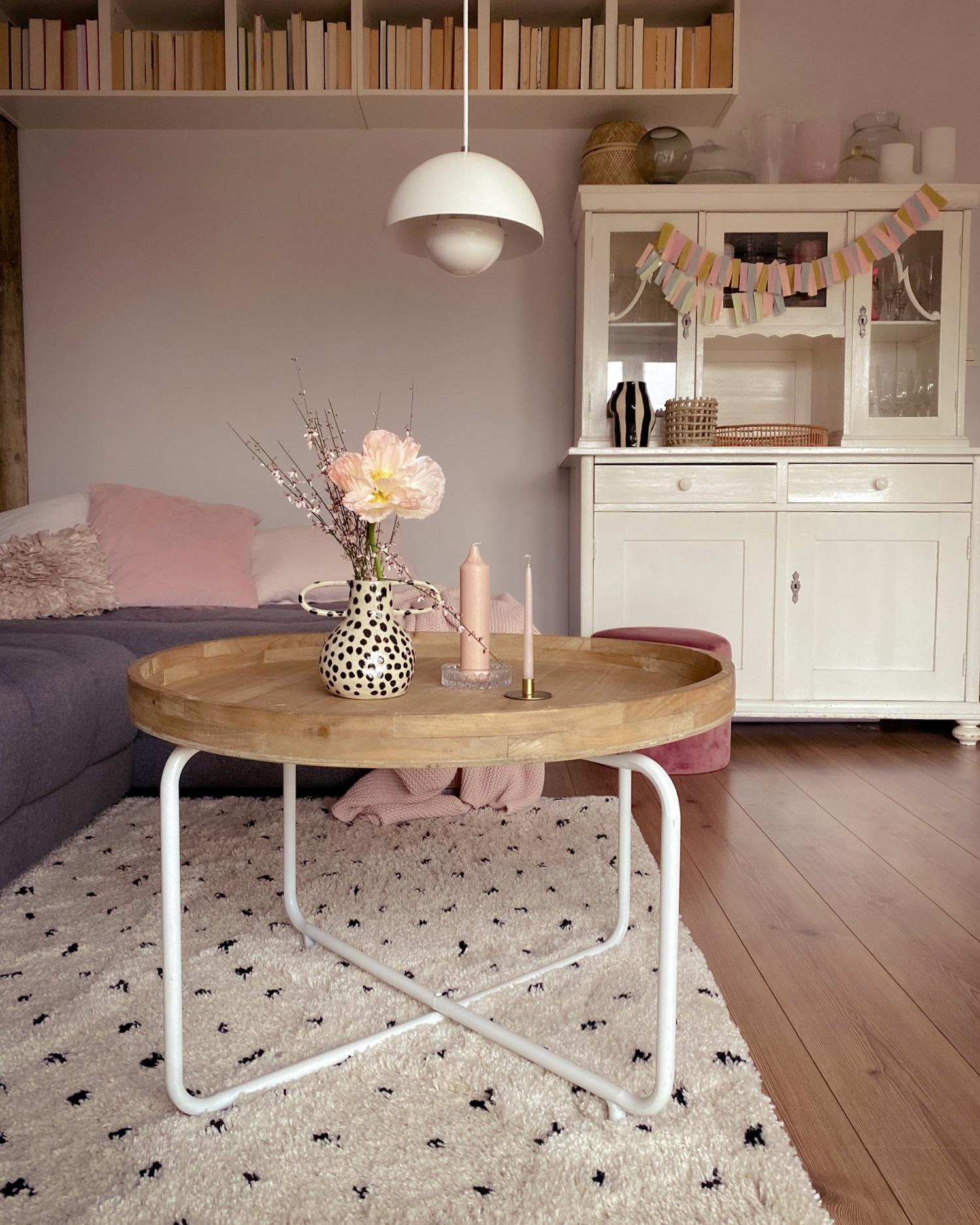 Wohnzimmerinspiration
#livingroom#bookshelf#buffet#dots#interiorblogger#vintage#couchstyle