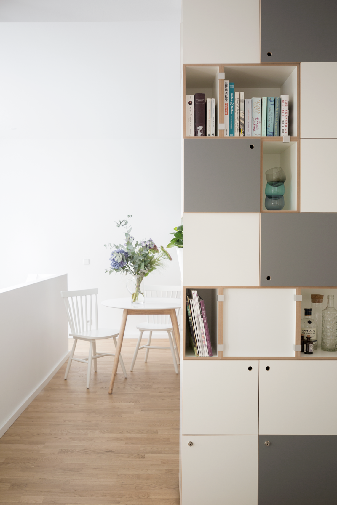 Wohnzimmerregal für Bücher und Dekoration #regal #wohnzimmer #regalsystem #schrank ©Stocubo GmbH