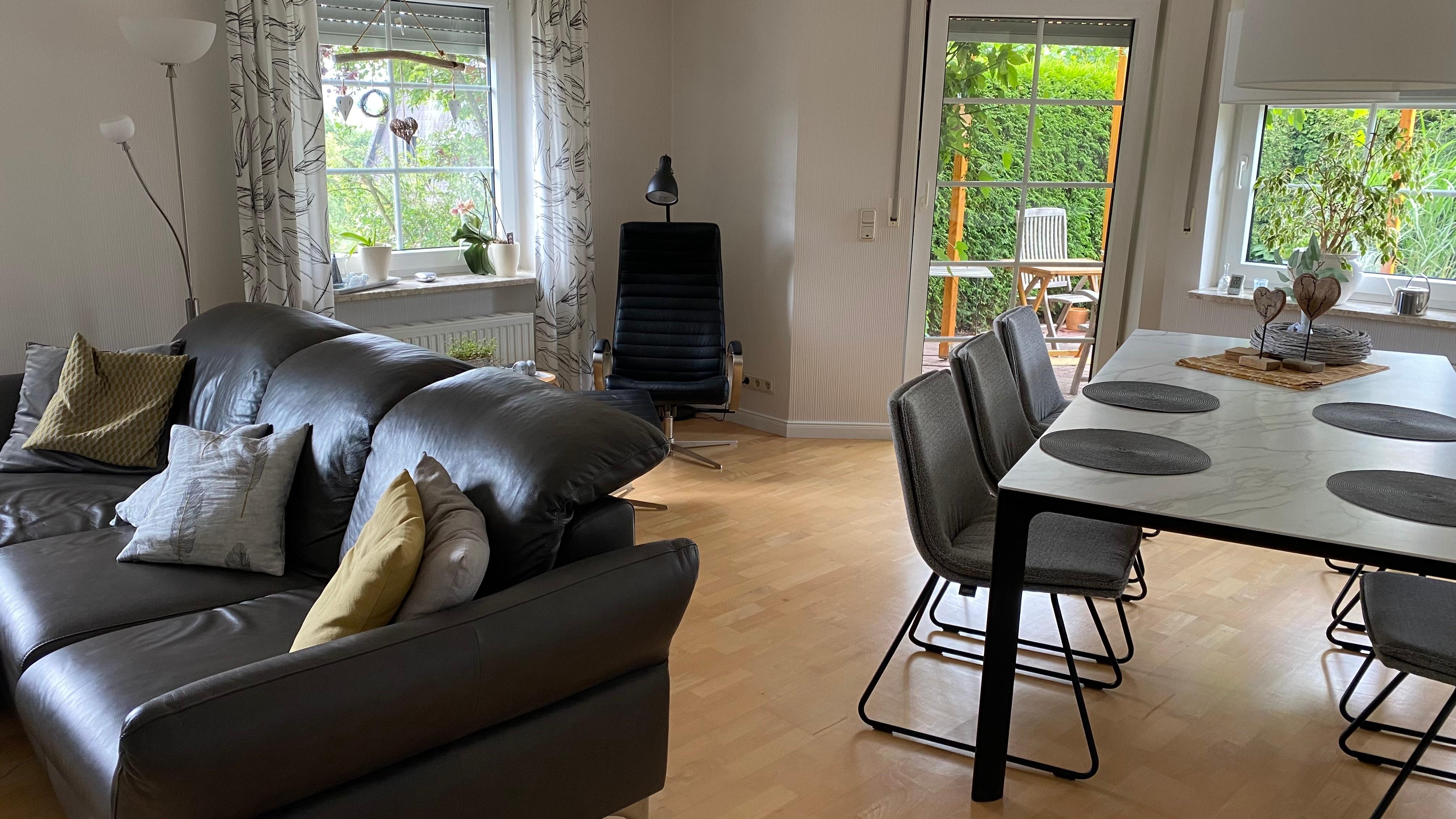 #wohnzimmerumstyling

Wie kann das Wohnzimmer durch einen Teppich besser gegliedert werden?