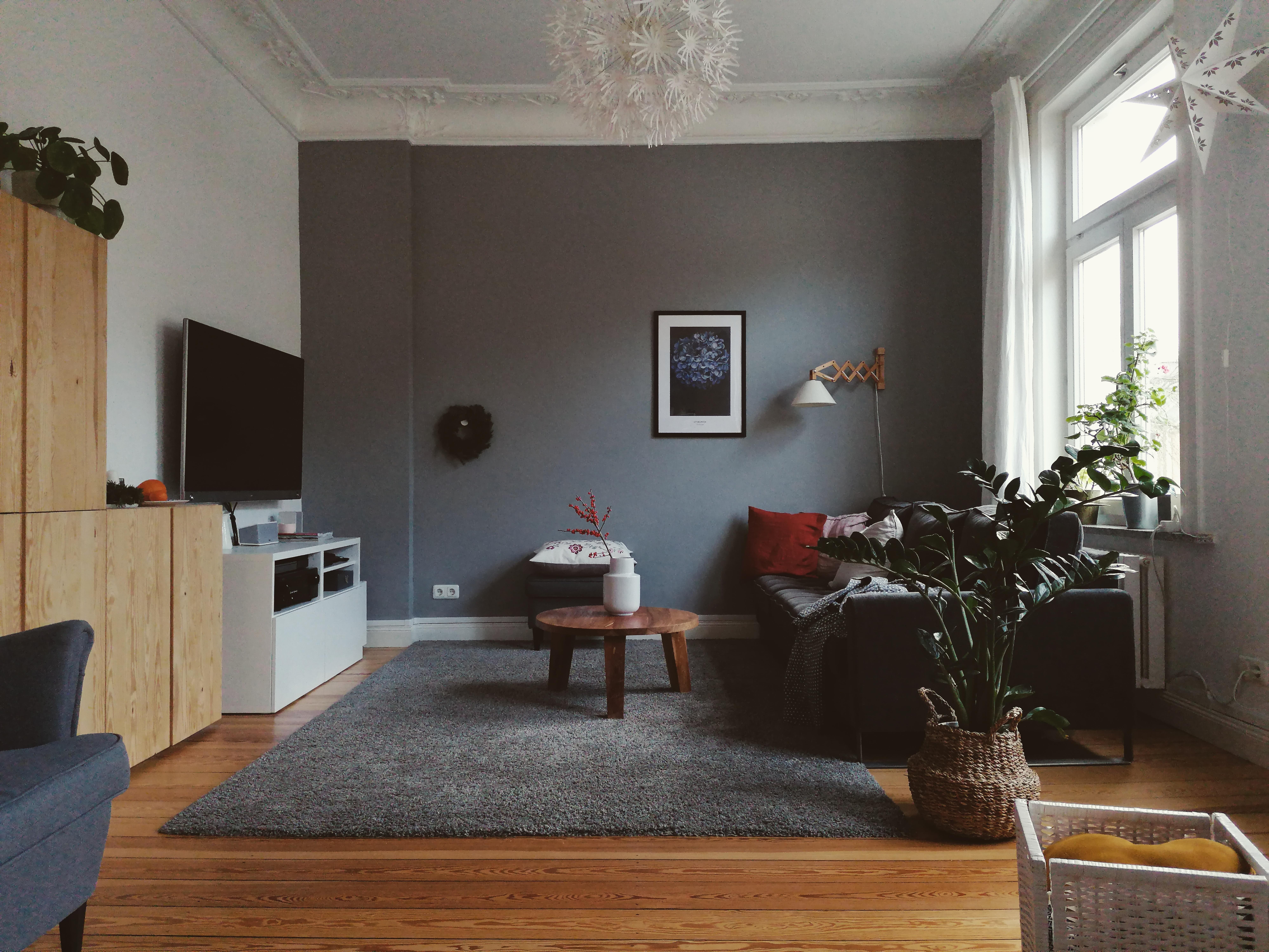 Wohnzimmerview

#wohnzimmer #weihnachten #couch #altbau #altbauliebe 