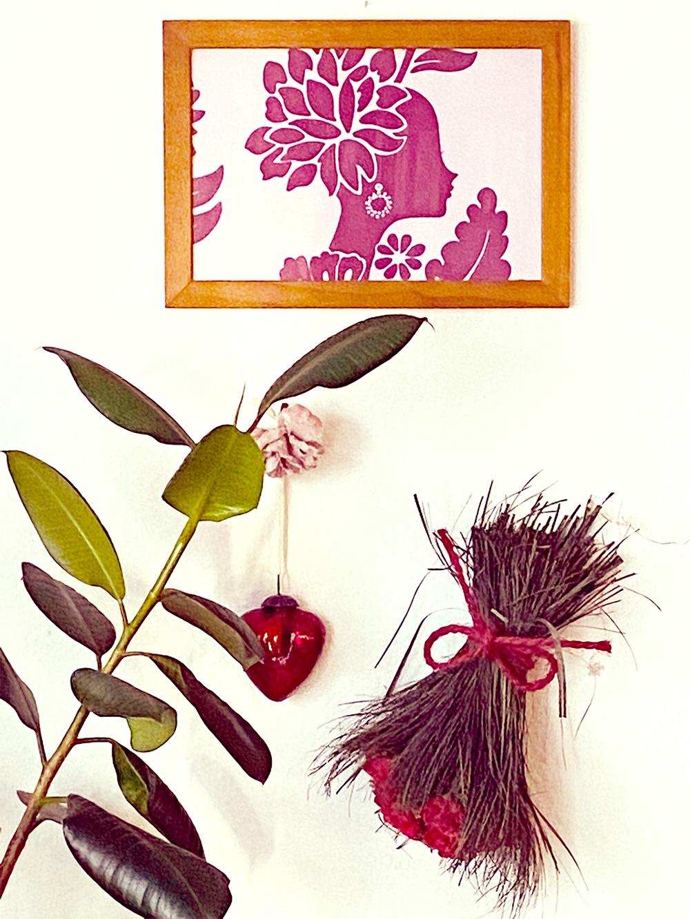 Wohnzimmerwand Details, das gerahmte Bild ist ein Tapetenmuster ;-) #deko #pflanzenliebe #kitsch #wanddeko #couchlieb
