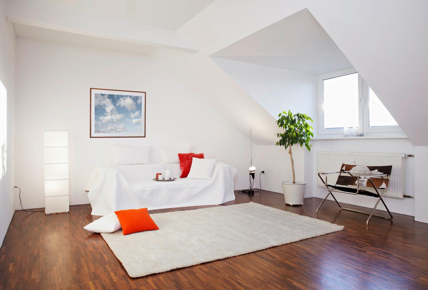 Wolkenhimmel #dachschräge #teppich #stehlampe #sitzbank #sofakissen #sofa ©©www.olaftiedje.de