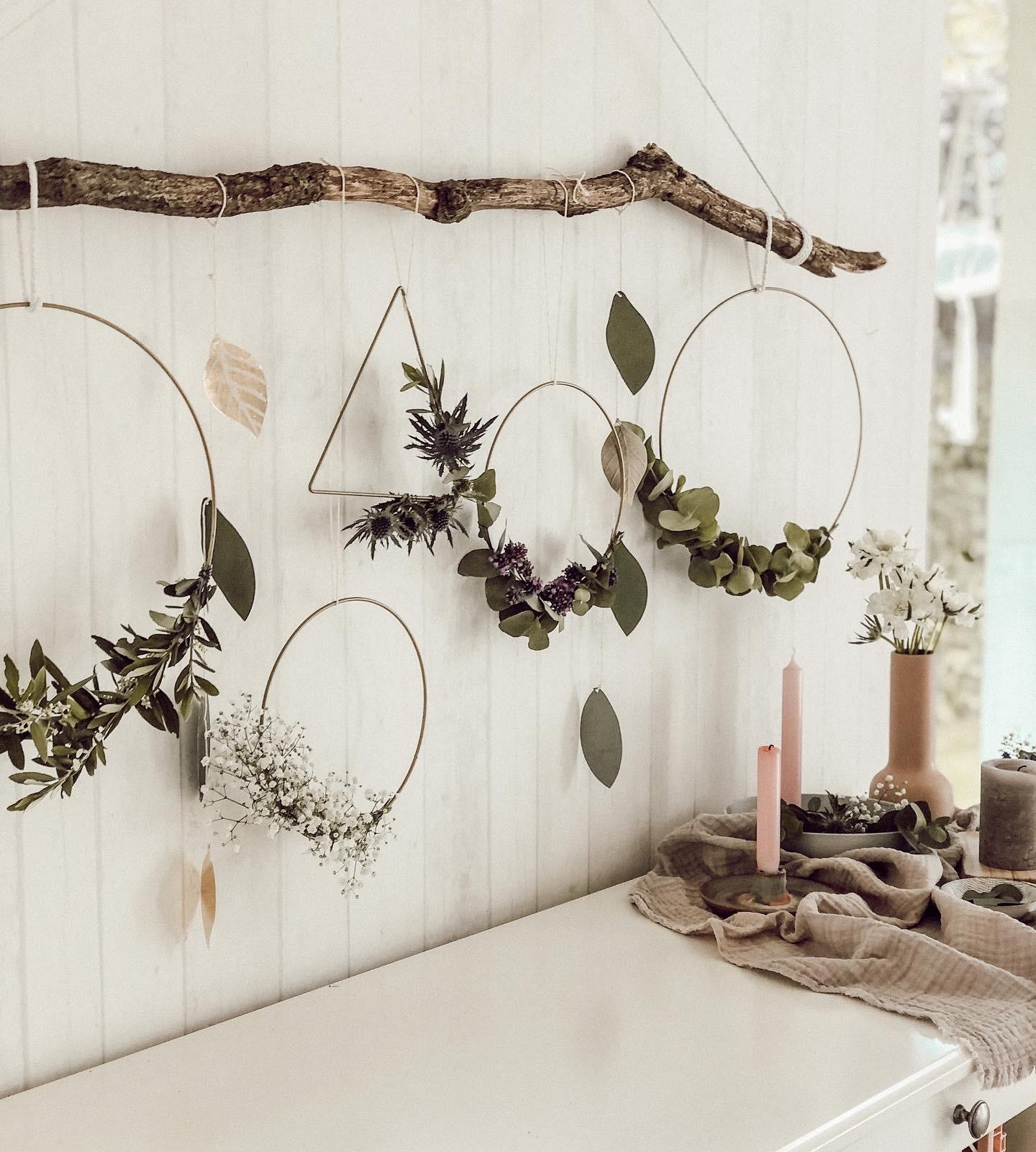 Wreathdecoration 🌿 
Ein einfaches #DIY mit dickem Ast, verschiedenem Grün u.unterschiedlichen Metallringen #Blumenkranz
