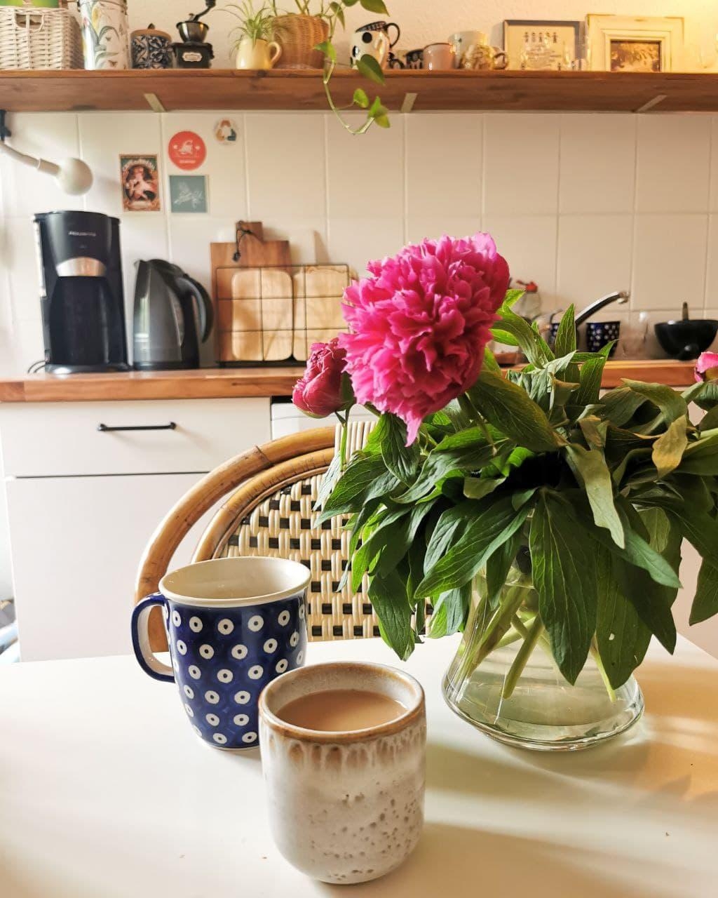Wünsche euch einen guten ersten Arbeitstag nach dem langen Wochenende 🤍 #küche #kaffee #pfingstrosen #blumen