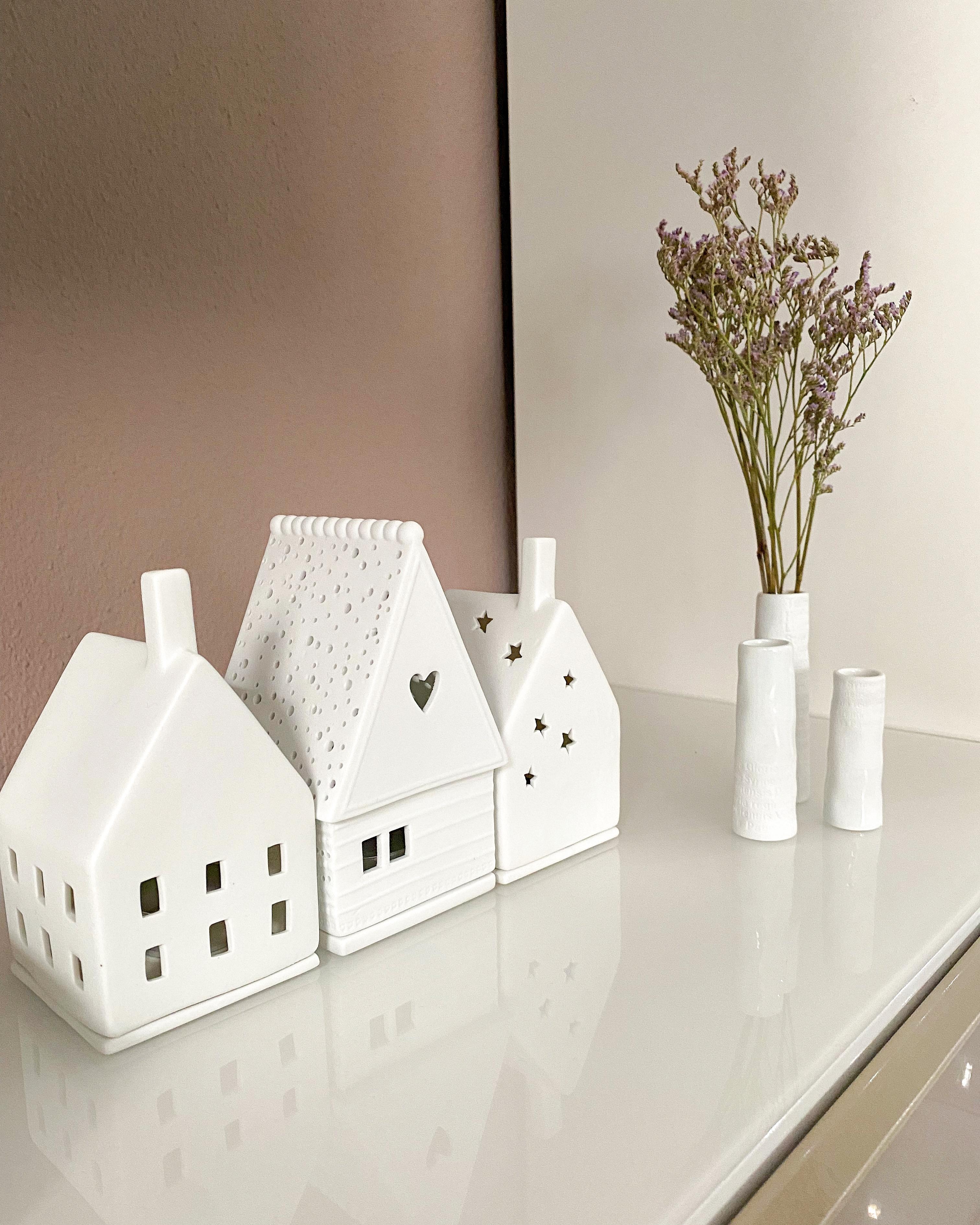 Wundervolle Deko aus
Porzellan ❤️
#häuschen #trockenblumen #vasen #dekoideen