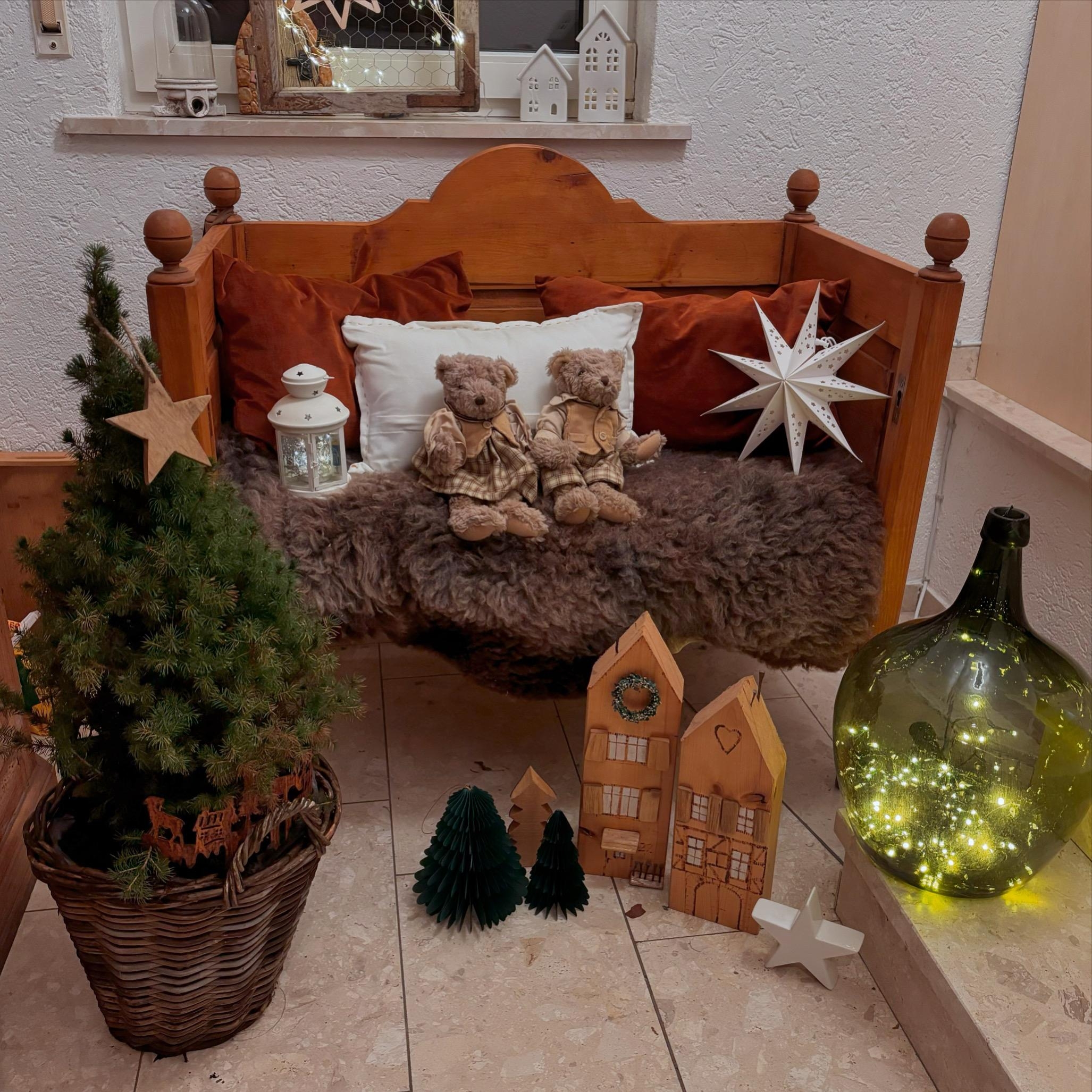 X-MAS ist coming  #xmas #flur #flurmöbel #stern #häuschen #dekoration #gemütlicheszuhause #hygge 