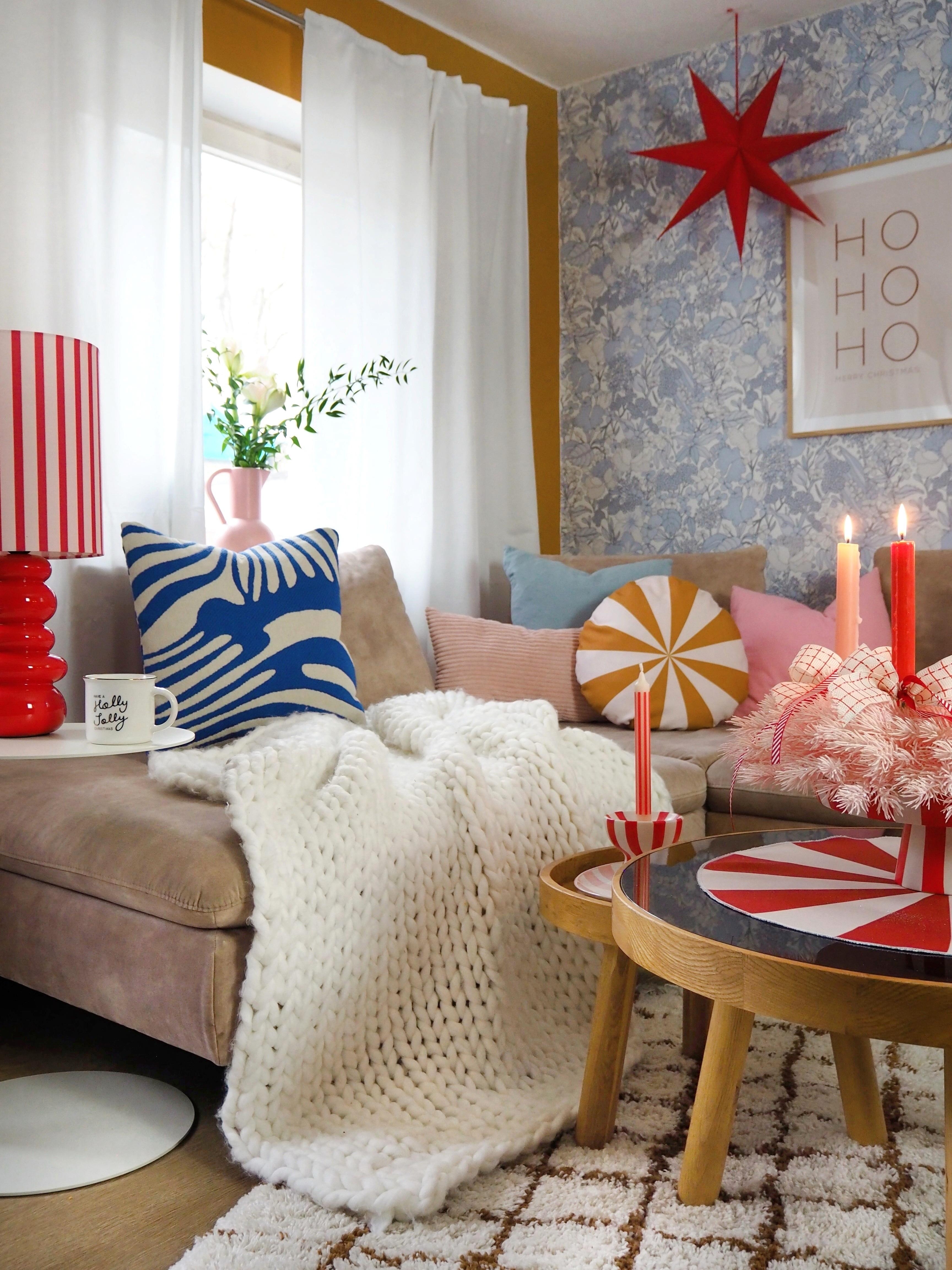 XmasHOME #couchstyle #christmasmood #cozyhome #hyggeliving #colorfulchristmas #colorfulhomestyle