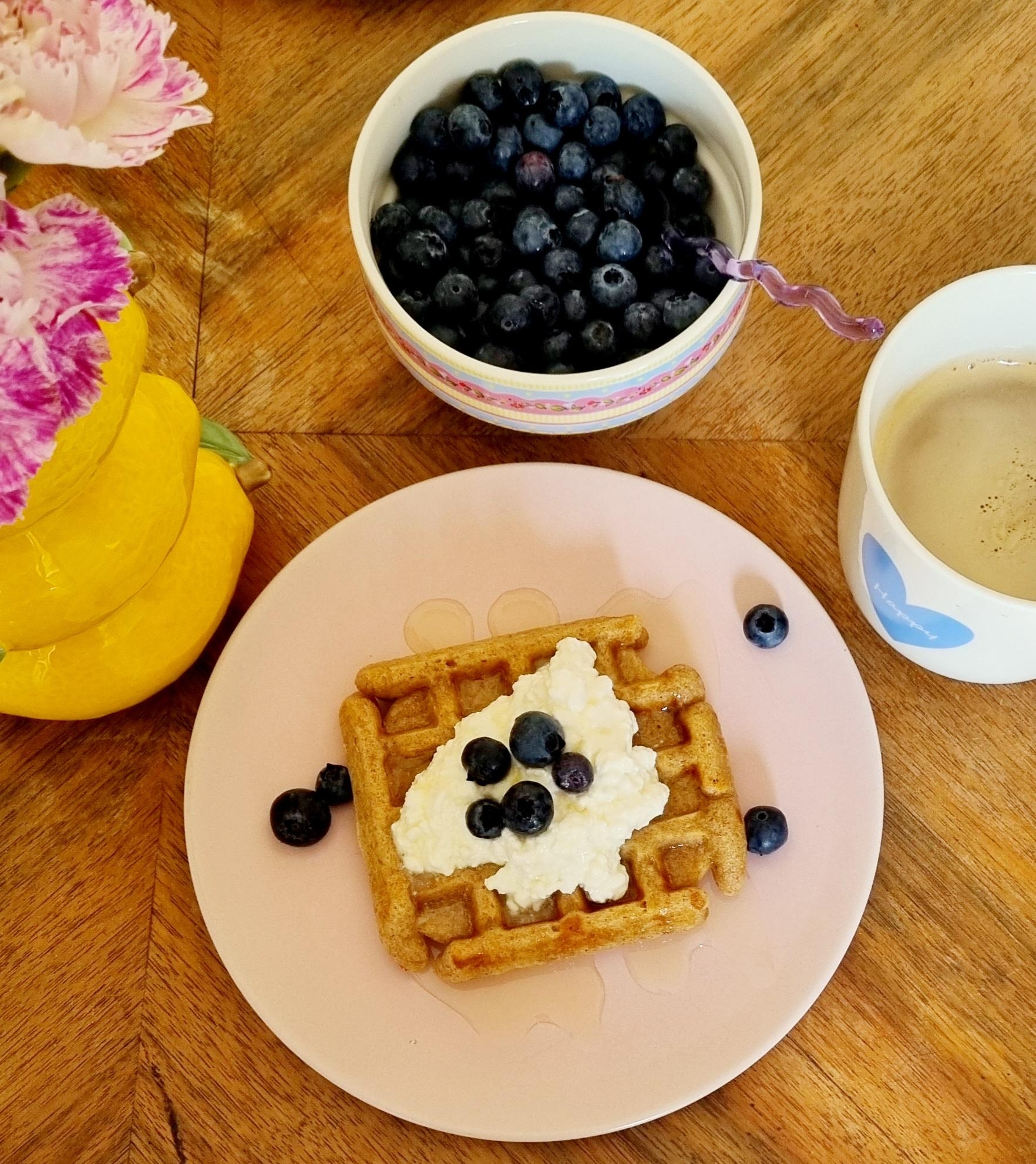 💙Yummi💙 Vollkornwaffel mit Frischkäse, Blaubeeren und Agavendicksaft