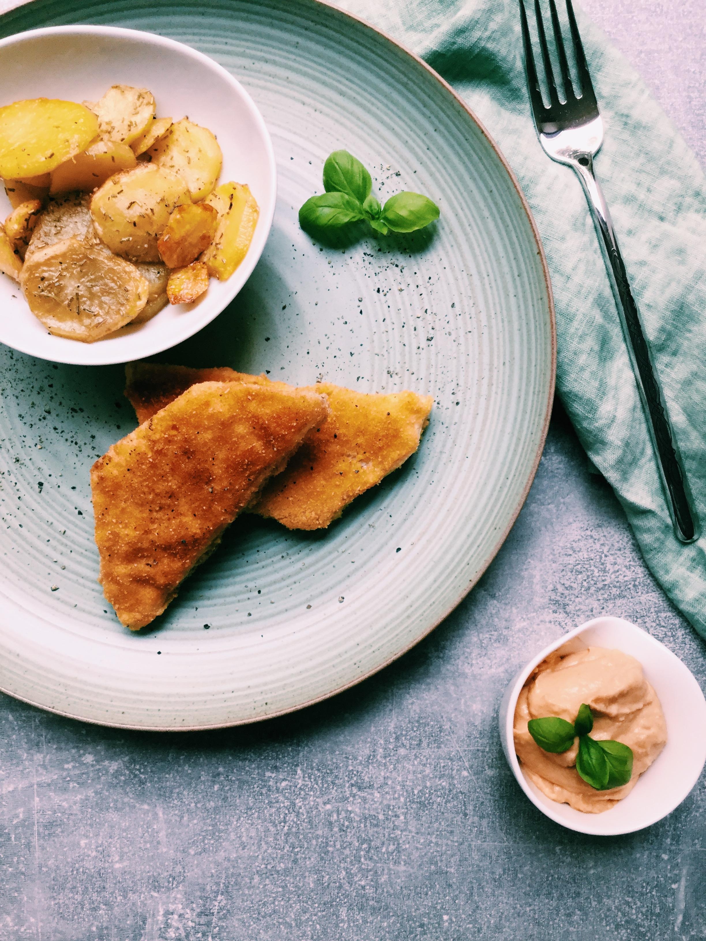 Yummy, yummy 😋 Sellerieschnitzel mit Rosmarinkartoffeln und Hummus #veggielove #hummus #pflanzlich #lecker 