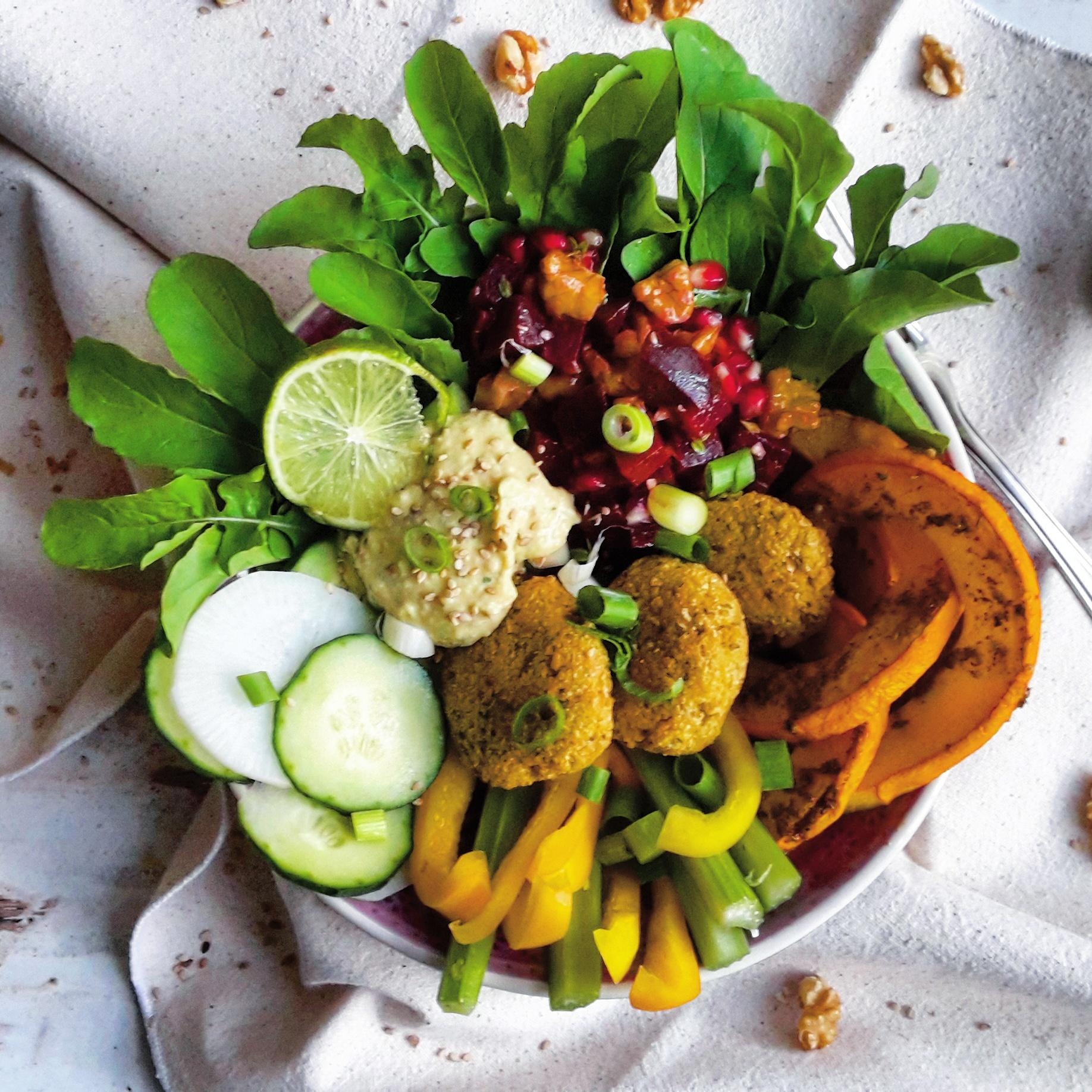 Zählt nicht wirklich als richtiges #Kürbisrezept aber lecker war es: #Bowl mit Kürbis und Rote-Beete-Granatapfel-Salat.