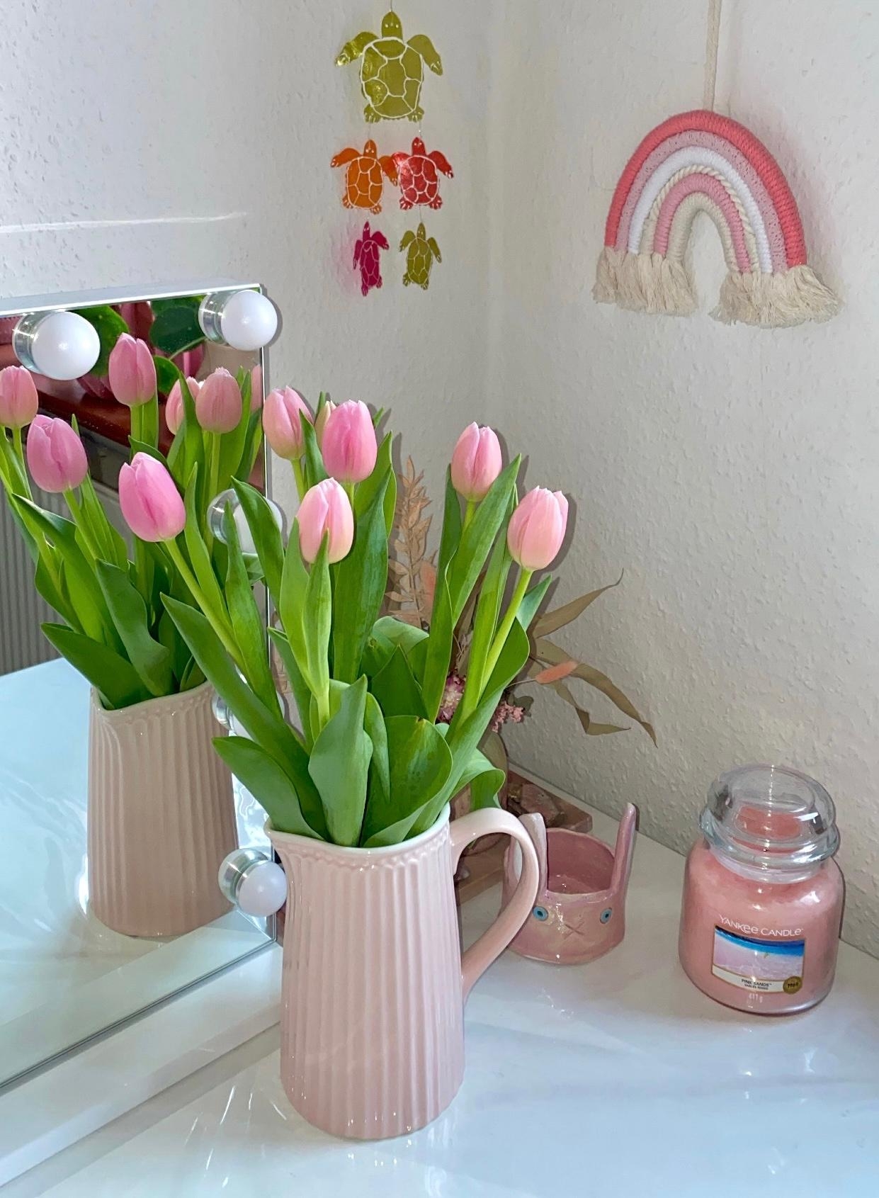 Zarte Frühlingsfarben 💕🌱
#deko #rosa #tulpen #wanddeko #frühling #dekoliebe #dekoration 