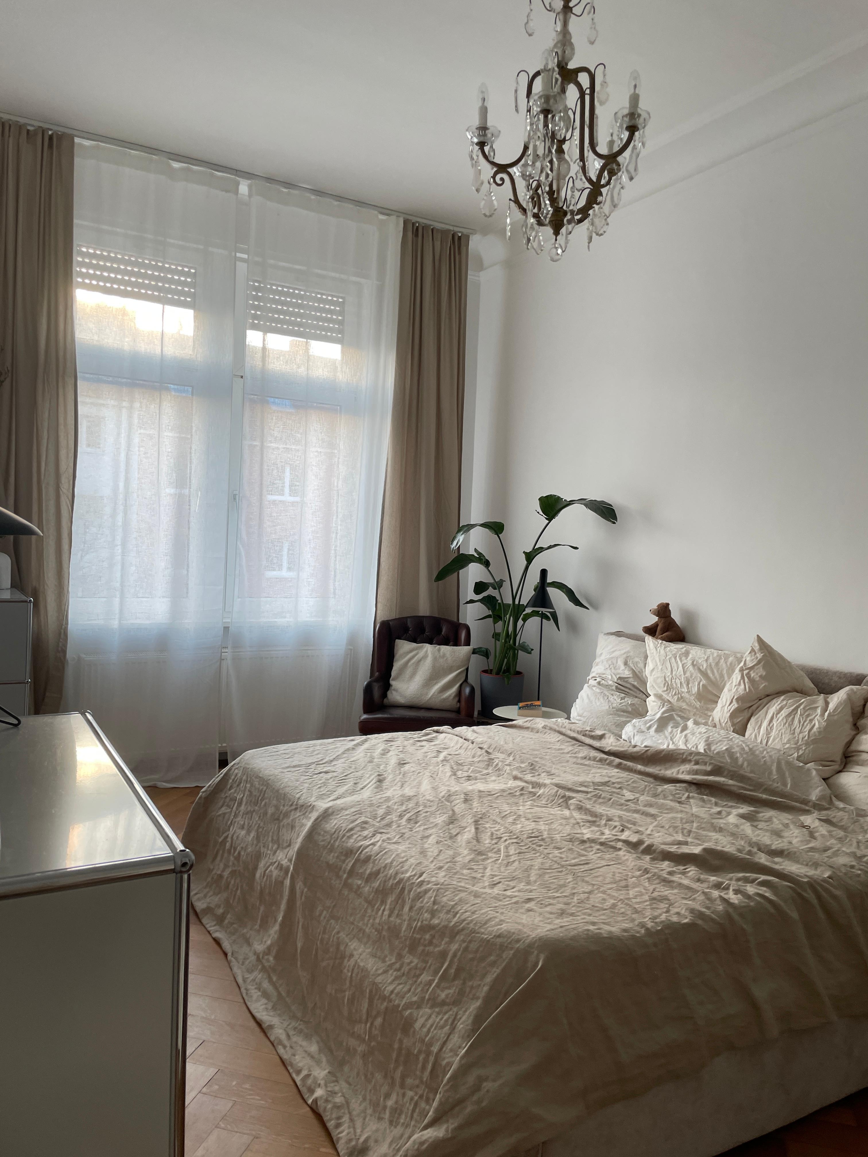 Zartes Schlafzimmer für mehr Ruhe in dieser always-busy Welt 🩶🧸

#Altbau 