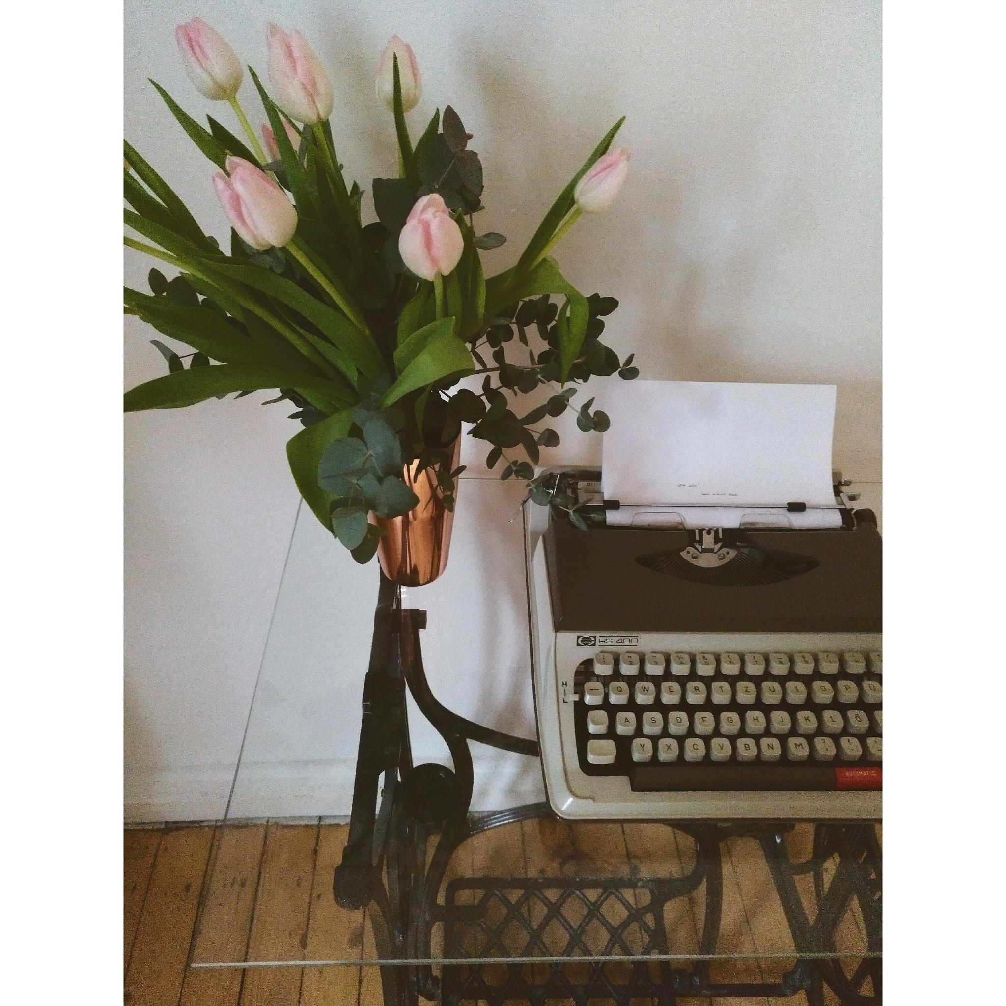 Zeit für Frühling.
#tulpen #blumen #interior #vintage #wohnzimmer #vintagestyle