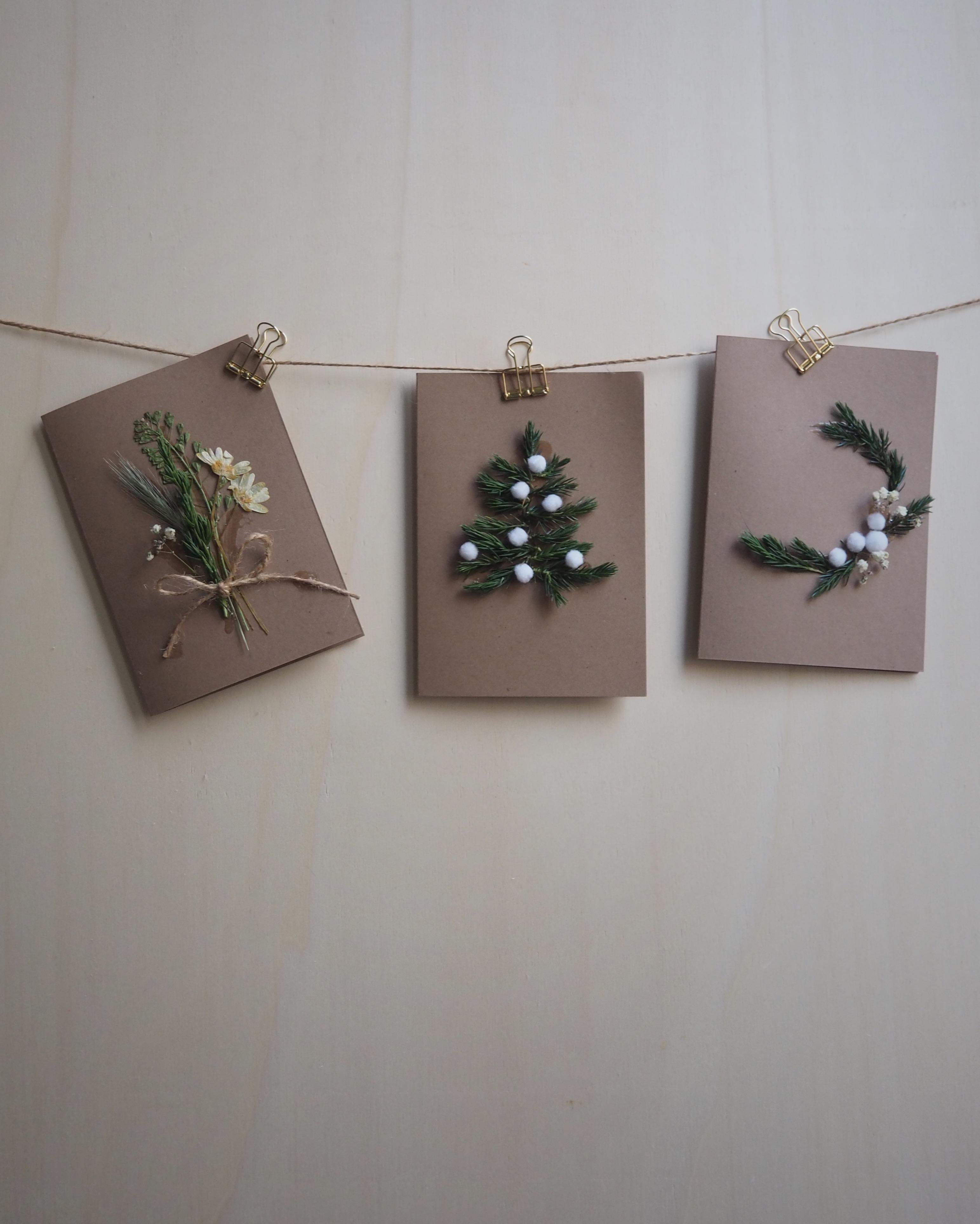 Zeit für Weihnachtspost! Selbstgebastelte Karten mit Zweigen und Trockenblumen. #diy #weihnachtspost #bastelideen 