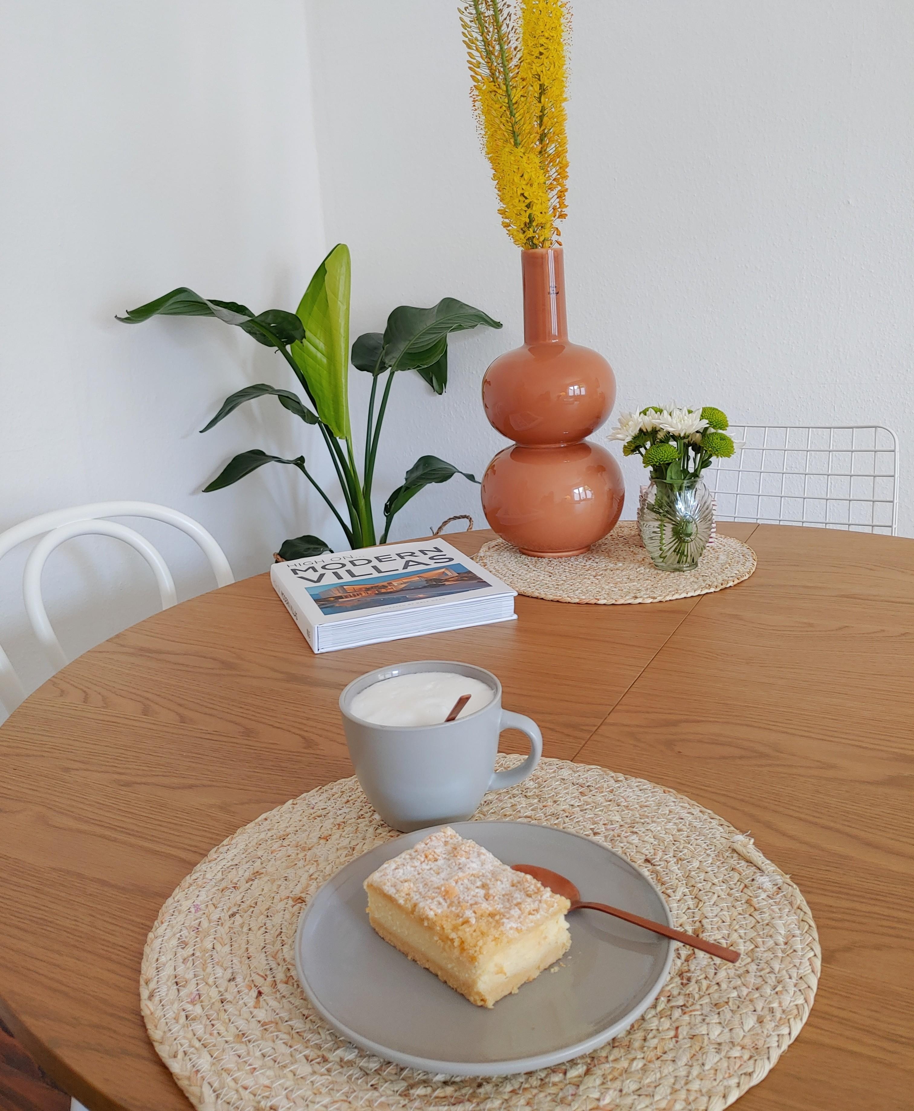 Zeitvertreib beim Regenschauer #Essecke #Scandi #Kaffee #Kuchen