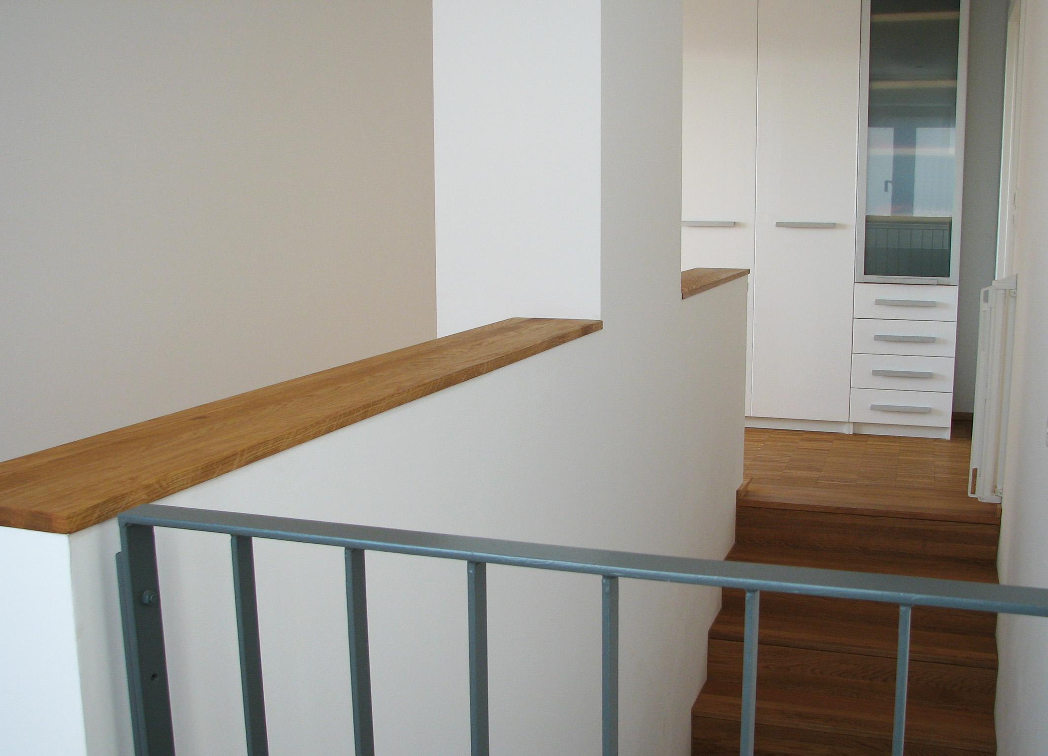 Zentrale Holztreppe ins Obergeschoss #einbauschrankflur #galerie ©Resonatorcoop