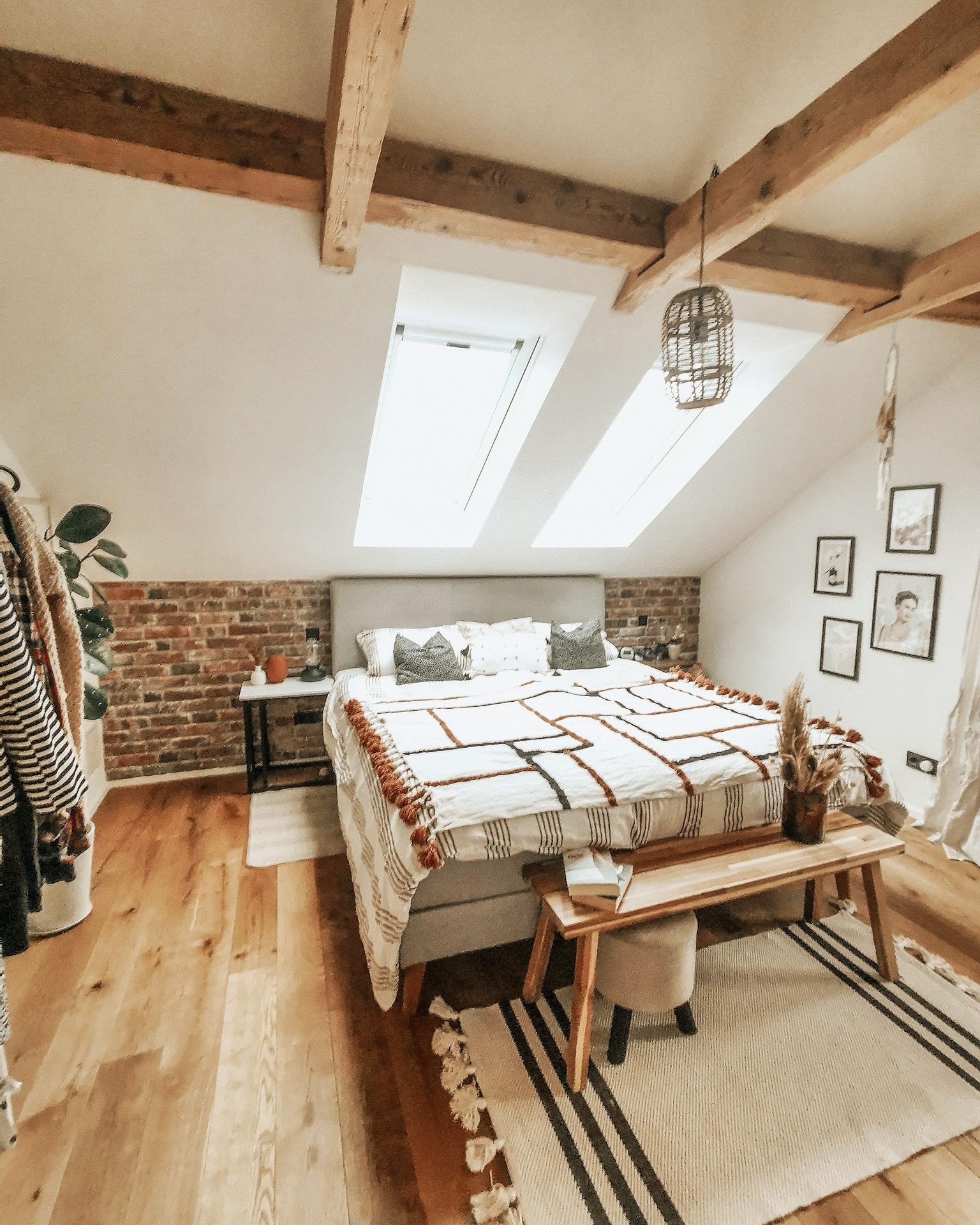 #ziegel #schlafzimmer #cozy #altbau #boho #scandinavianhome #loft #dachgeschoss #bedroom #interiordesign #solebich 