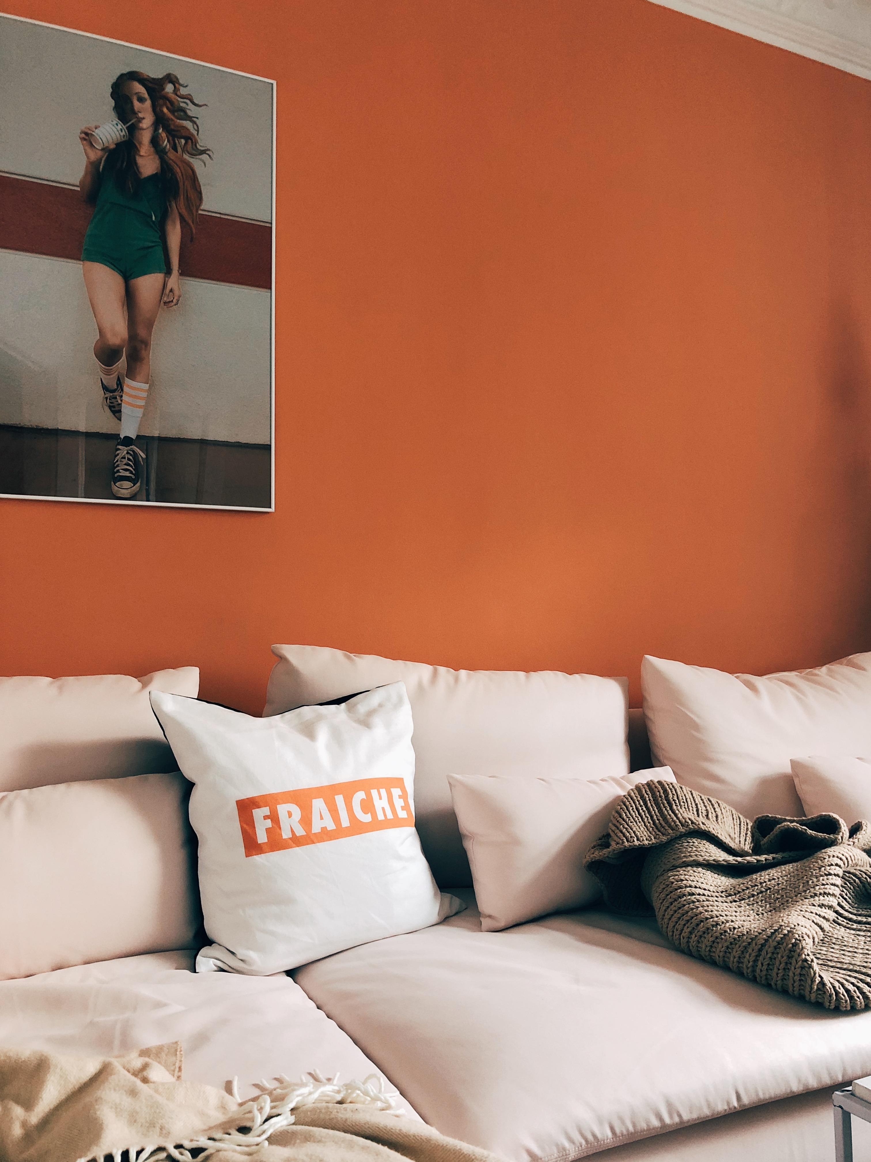Ziemlich fraiche hier. #wohnzimmer #wandfarbe #orange #kunst #sofa #rosa #couch #couchstyle #deko