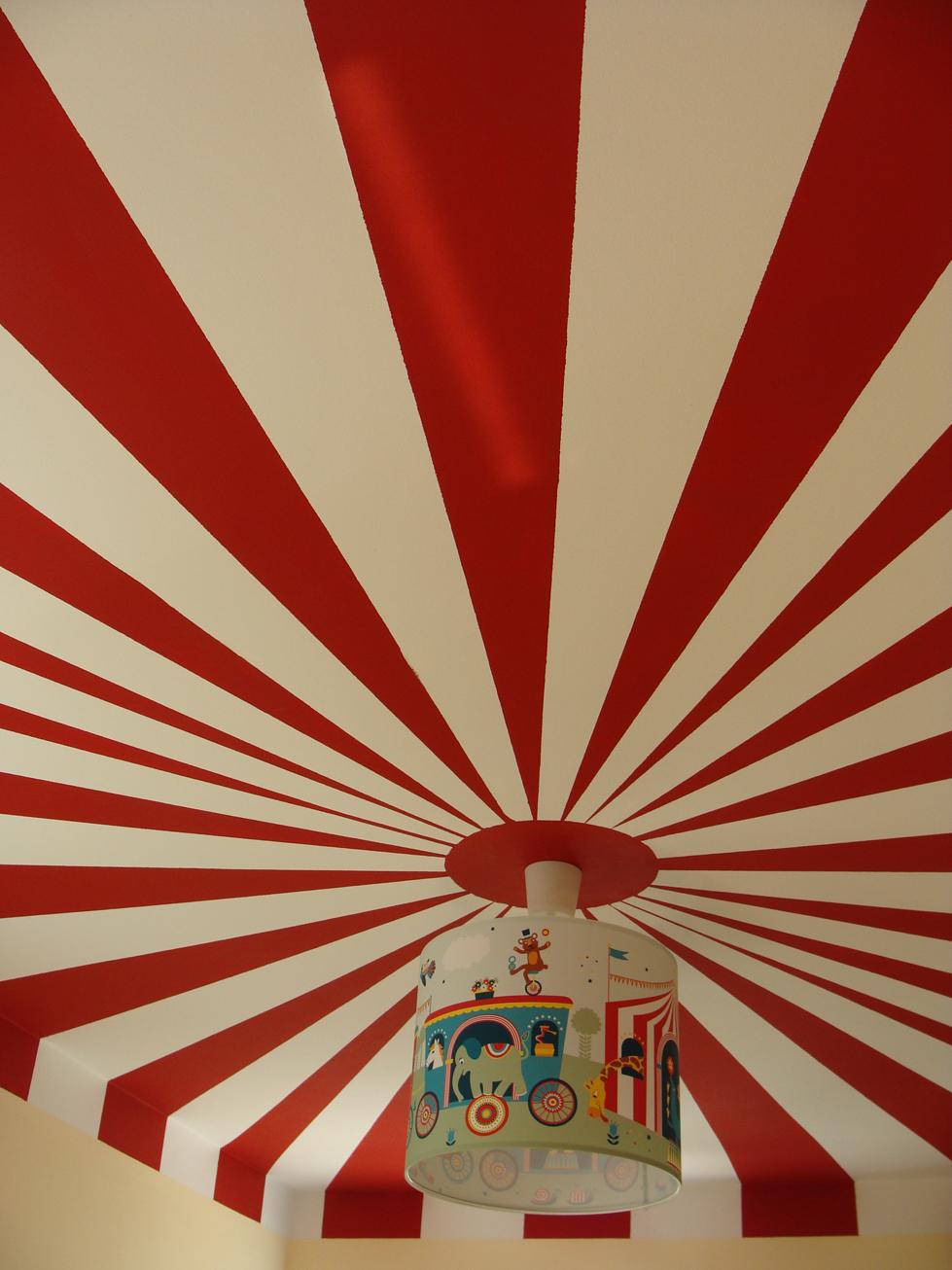 Zimmerdecke rot-weiß gestreift #deckestreichen #zirkus ©Mareike Kühn