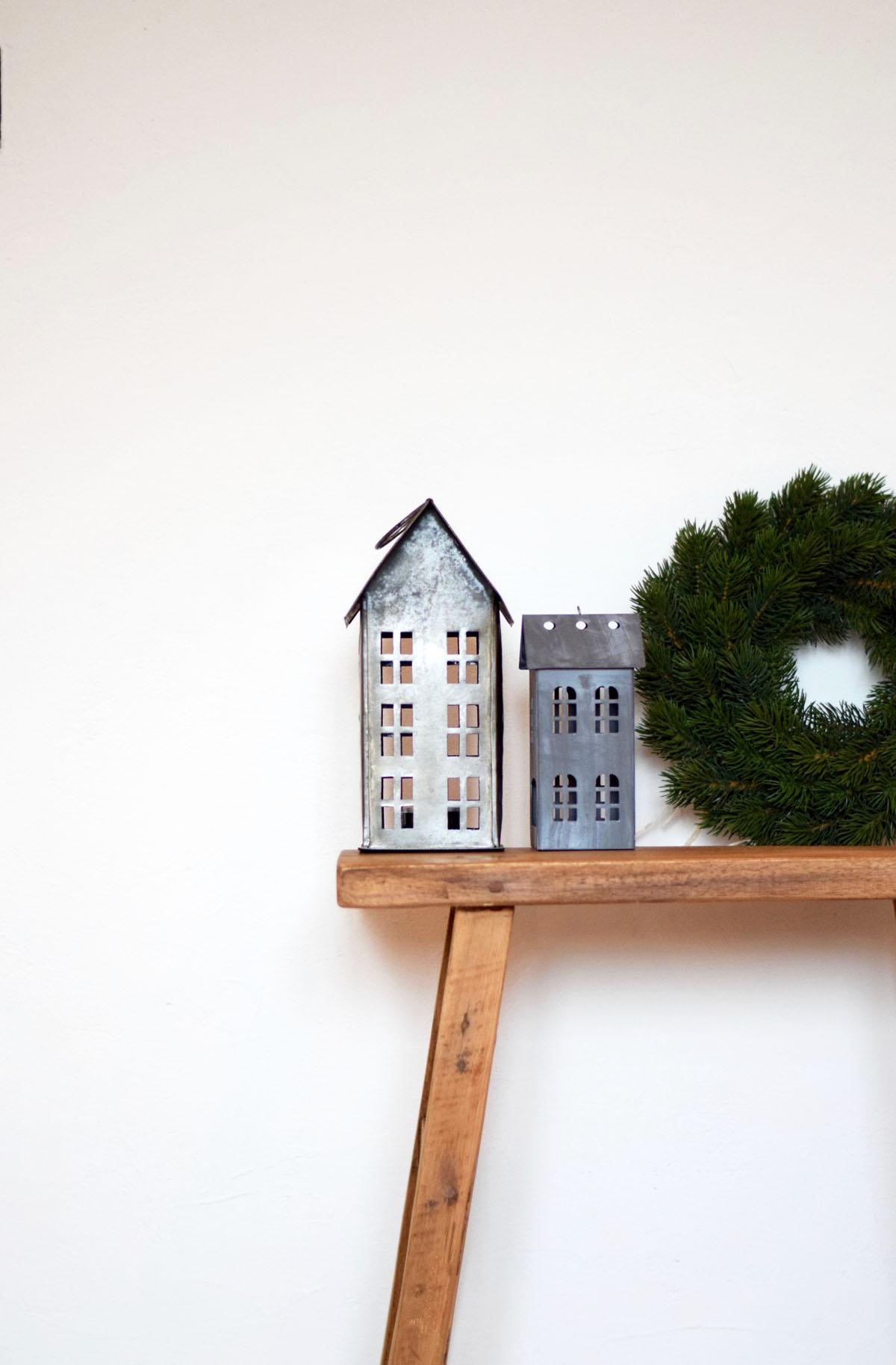Zinkhäuser und Tannengrün... weihnachtliches Soft-Opening...
#weihnachtsdeko #zinkhäuser #Tannenkranz