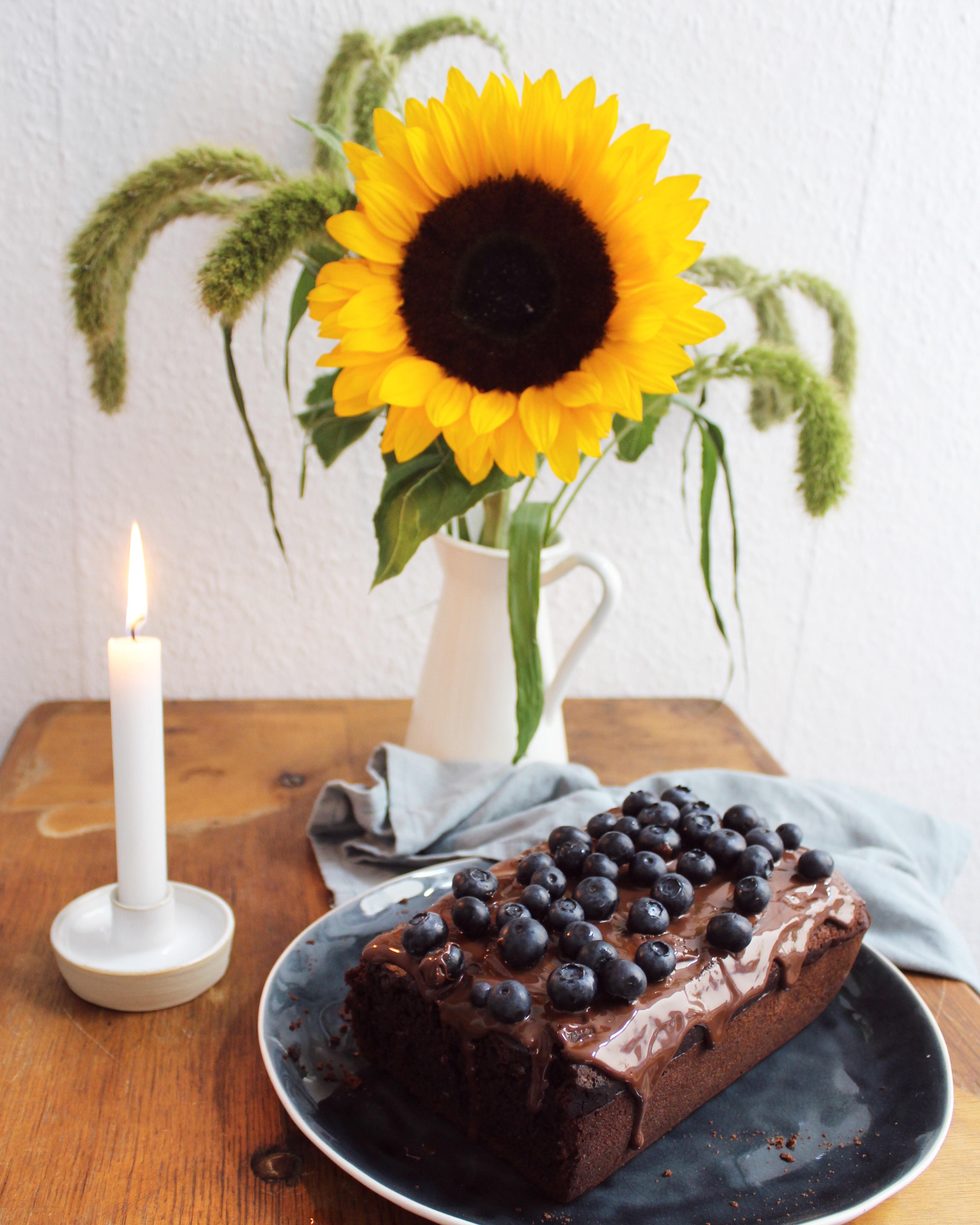Zu meinem Einzug gab's Kuchen für die Nachbarn und Blumen für mich :p #Sonnenblume #Kuchenliebe #interior #küche