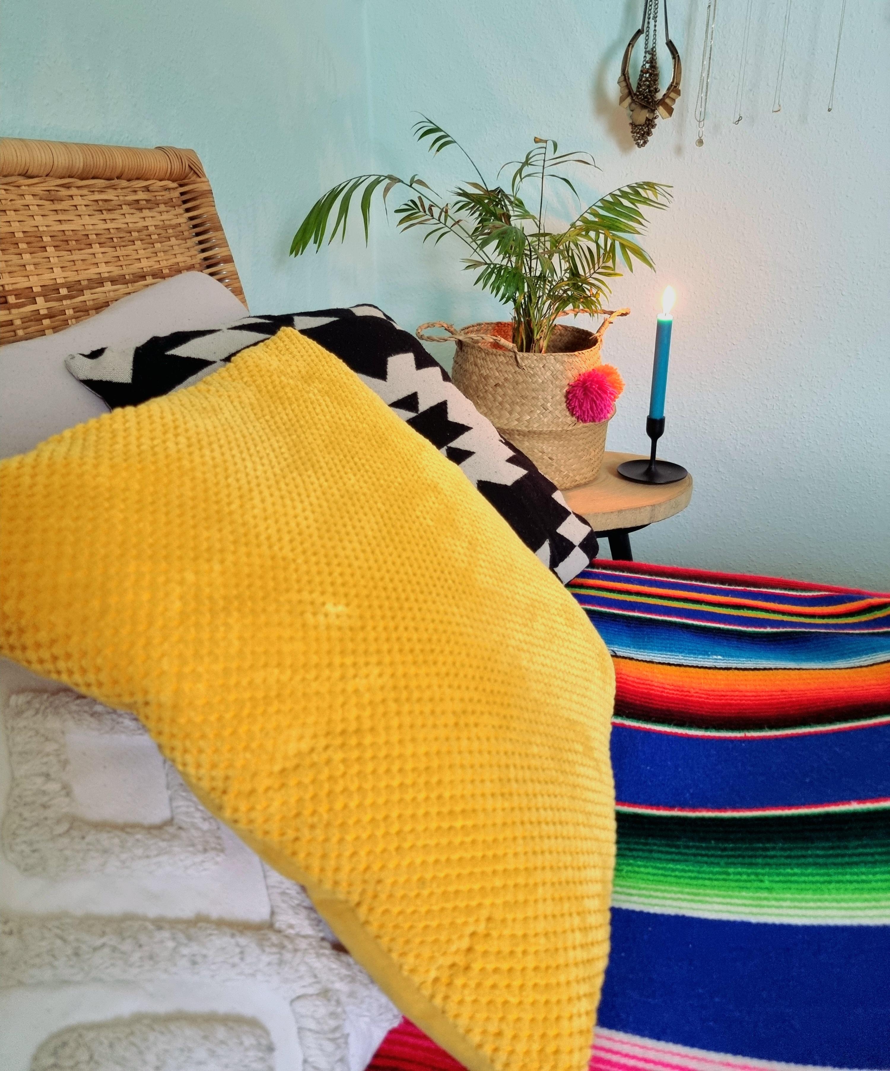 Zuhause ist es am gemütlichsten 😇..
#bedroom #bohostyle #ethno #colourfulinterior #homeinspo #blanket #homedecor 