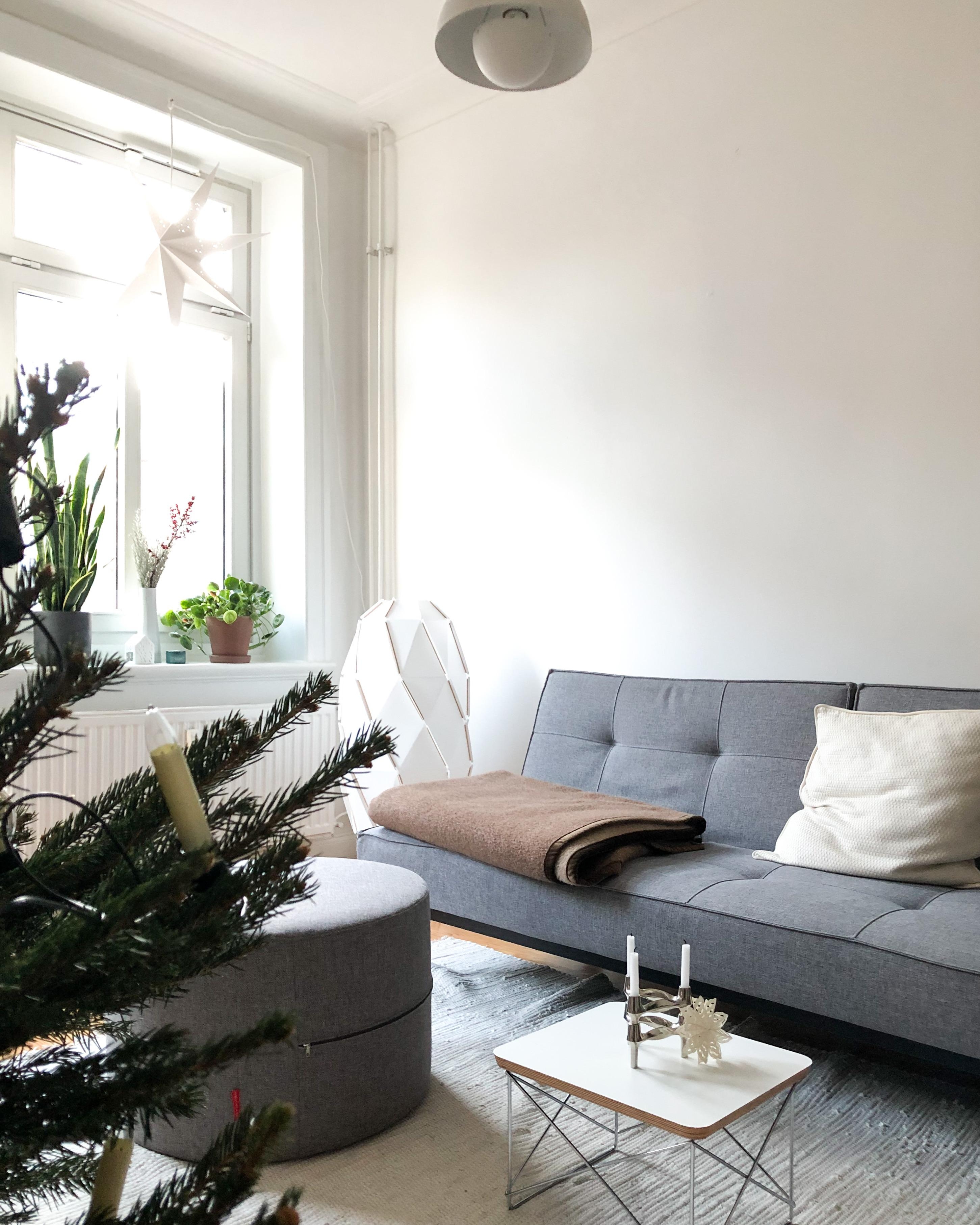 #zuhauseweihnachten #wohnzimmer #couchstyle #whiteinterior #sofaliebe #altbauliebe #tannenbaum #vitra