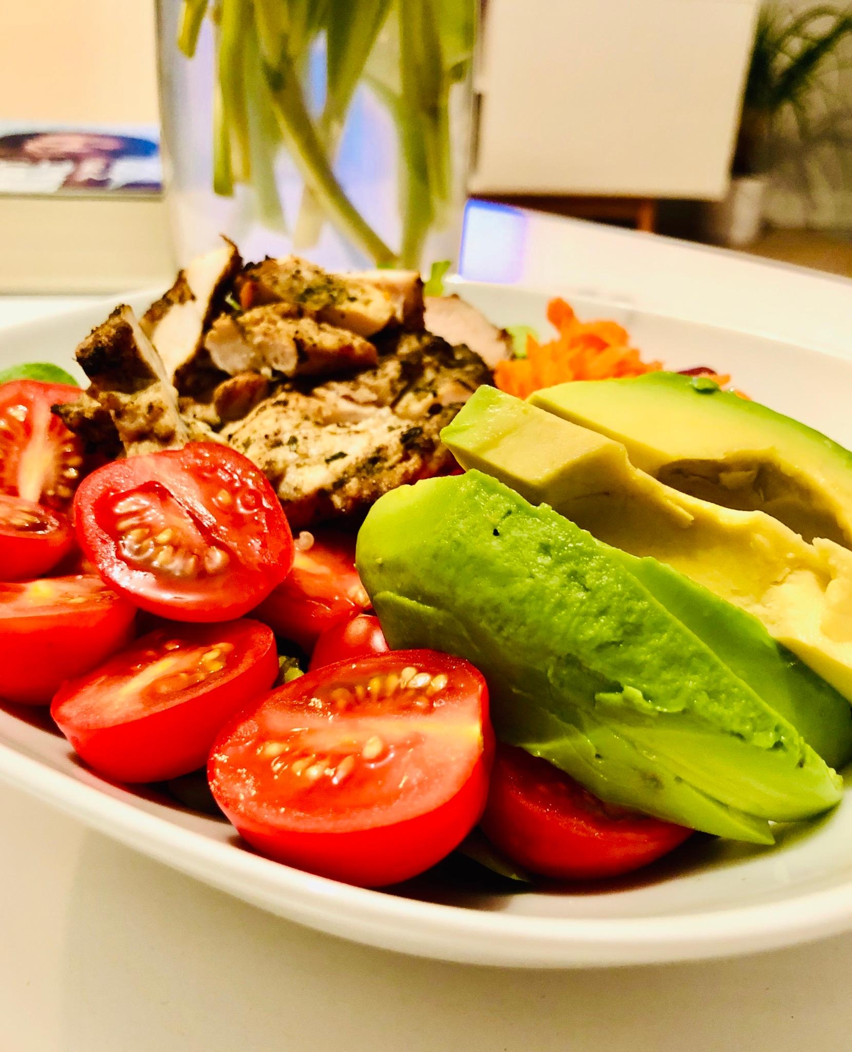 Zum Feierabend noch schnell einen Avocado-Hähnchen-Salat gezaubert #foodlover #healthyfood #bowl