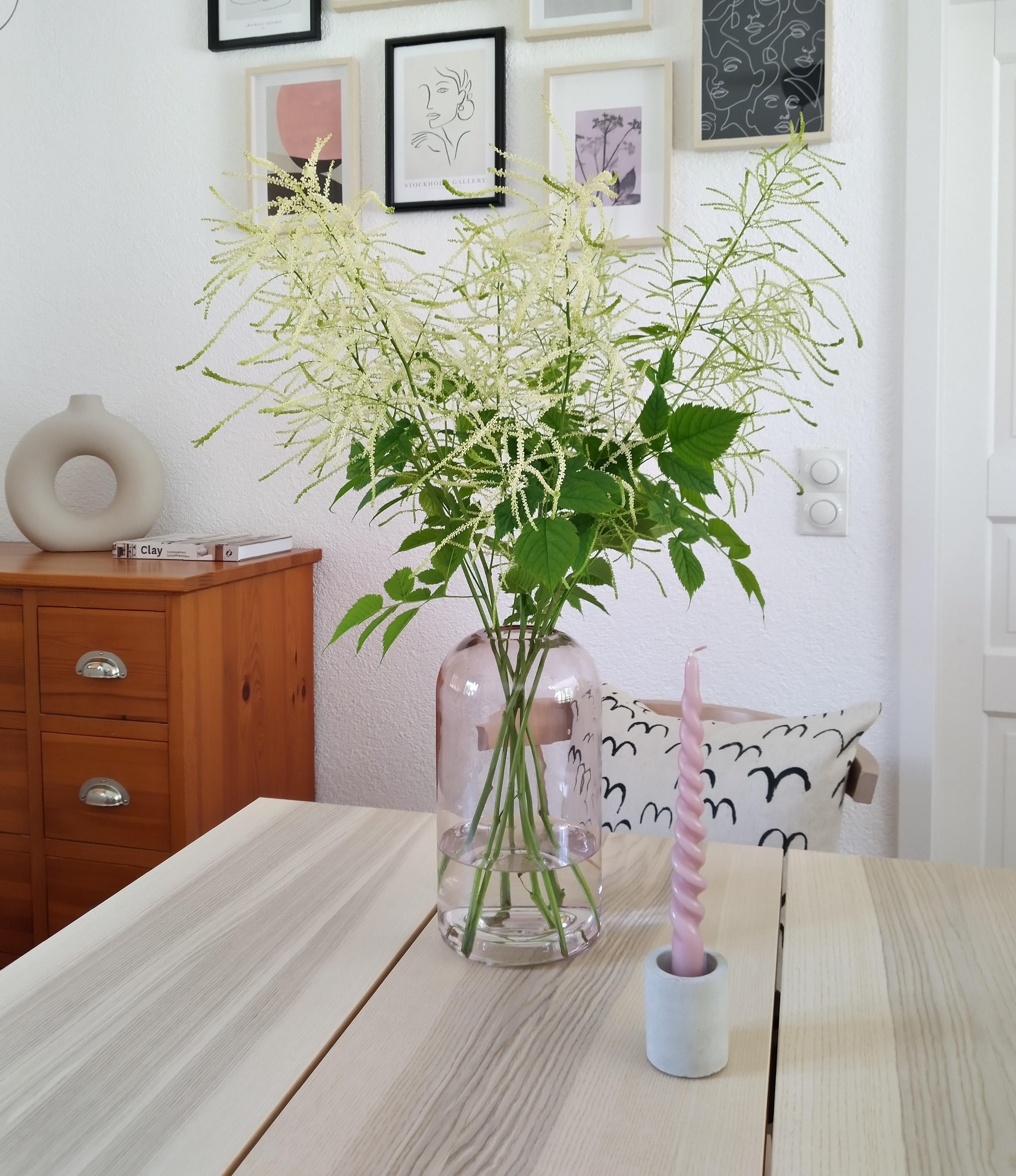 Zum #freshflowerfriday gibt's meinen geliebten Geißbart💚 ...
#esszimmer #kerze #vase #bilderwand #blumen