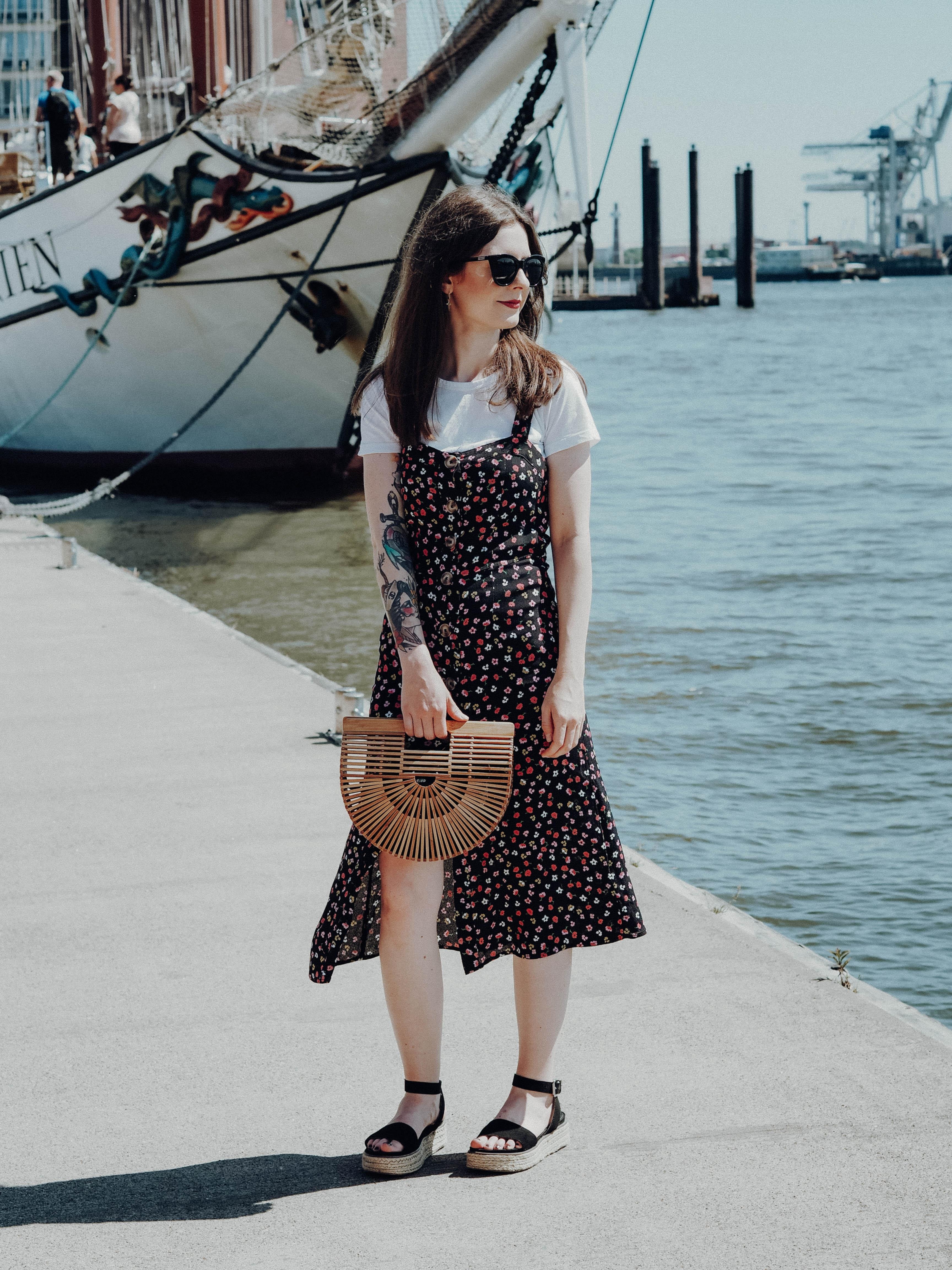 Zum #freshflowerfriday gibt's von mir heute Blumen in Kleidform. #sommeroutfit #blumenkleid #blumenprint #ootd #tattoo