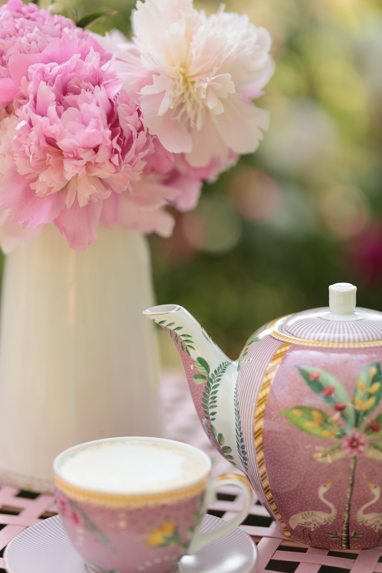 Zum Frühstück Cappuccino #kaffeeliebe #cappuccino #frühstückstisch #blumenstrauß #cottagegarten #garten #pfingstrosen