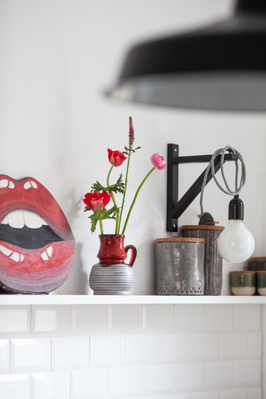 Zum Knutschen schön, mein Vasenfundstück!

#Vase #Blumenvase #Vintage #Shelf #Metrofliesen #rot
