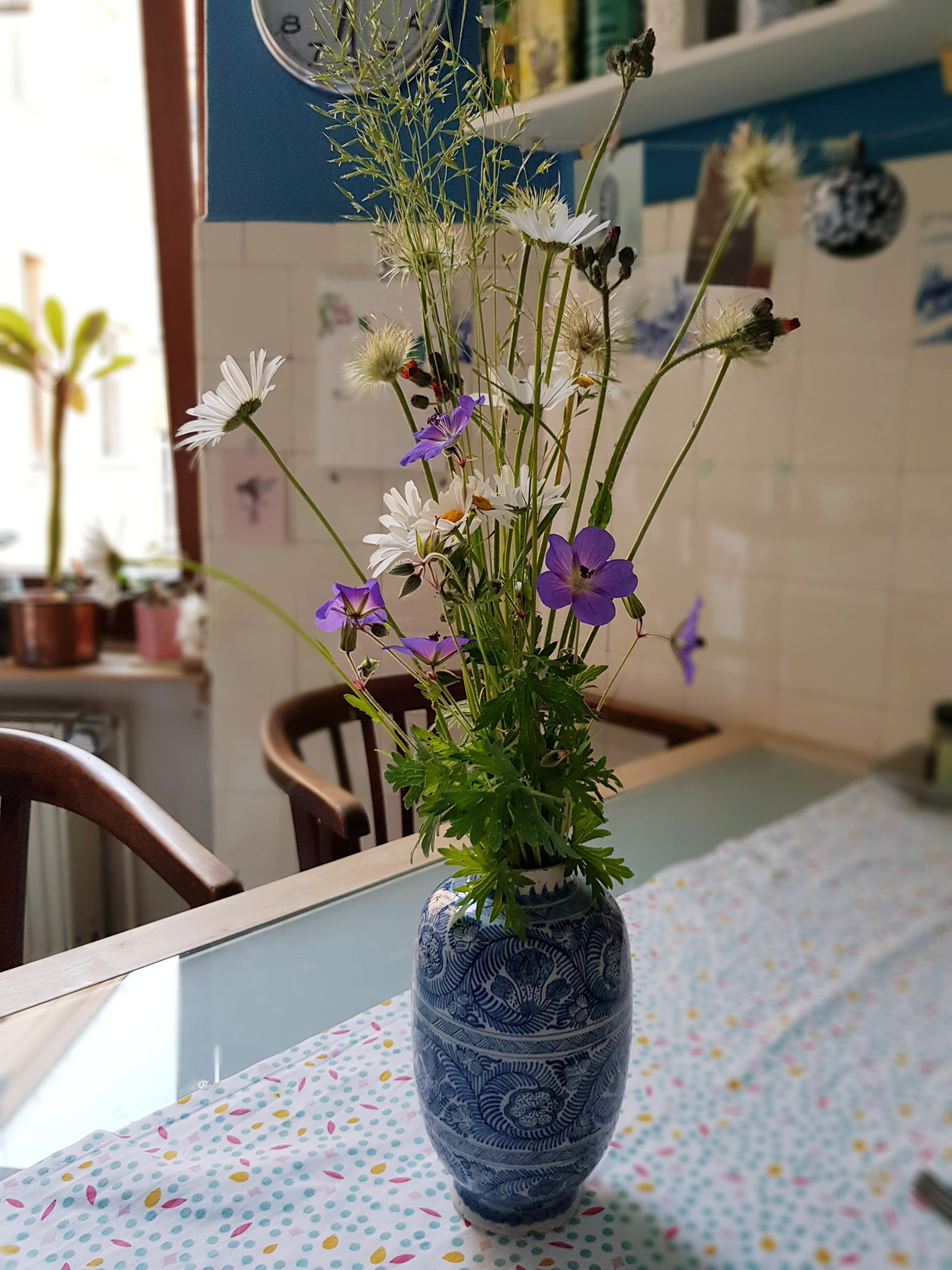 Zur Zeit, sind es die Blumen aus dem Garten die mich erfreuen! #küche #blumen #altbau #vase