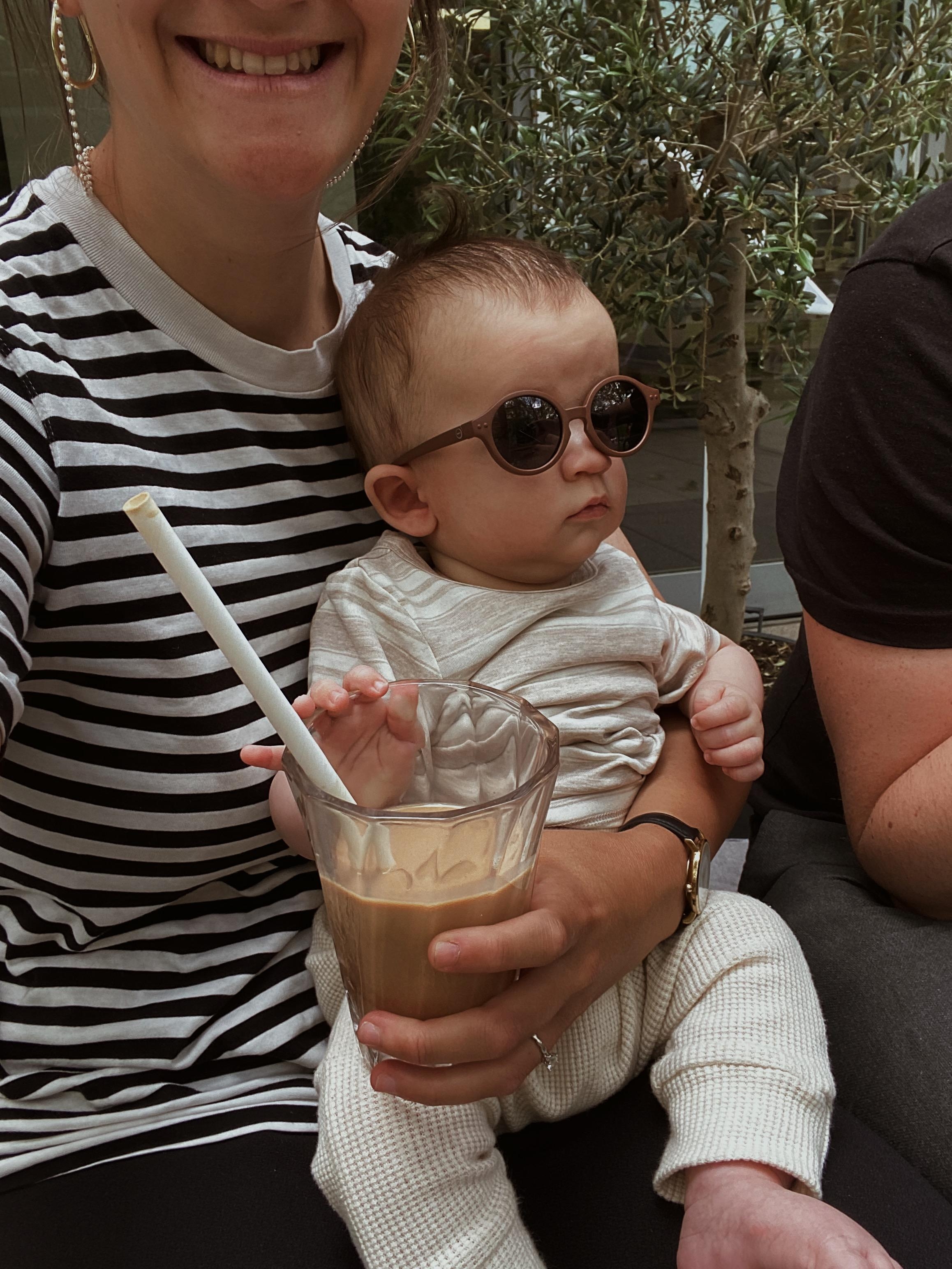 Zwei Lieblingen auf einem Bild: Iced Latte und Babyboy #kaffeeliebe #livingchallenge
