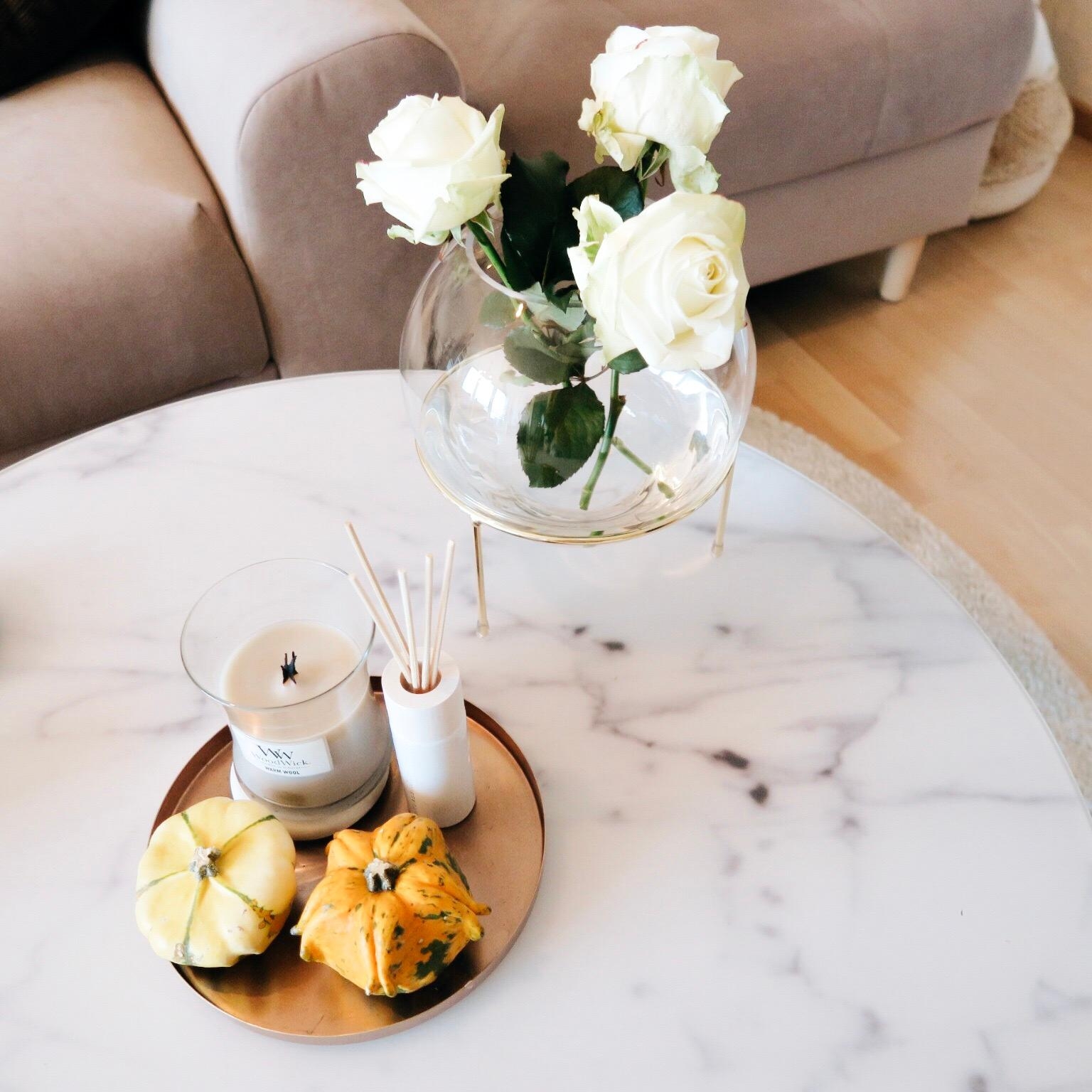 Zwei meiner absoluten Lieblingsdinge: Marmor und weiße Rosen. #neuhier #marble #whiteroses #coffeetable #couchmagazine