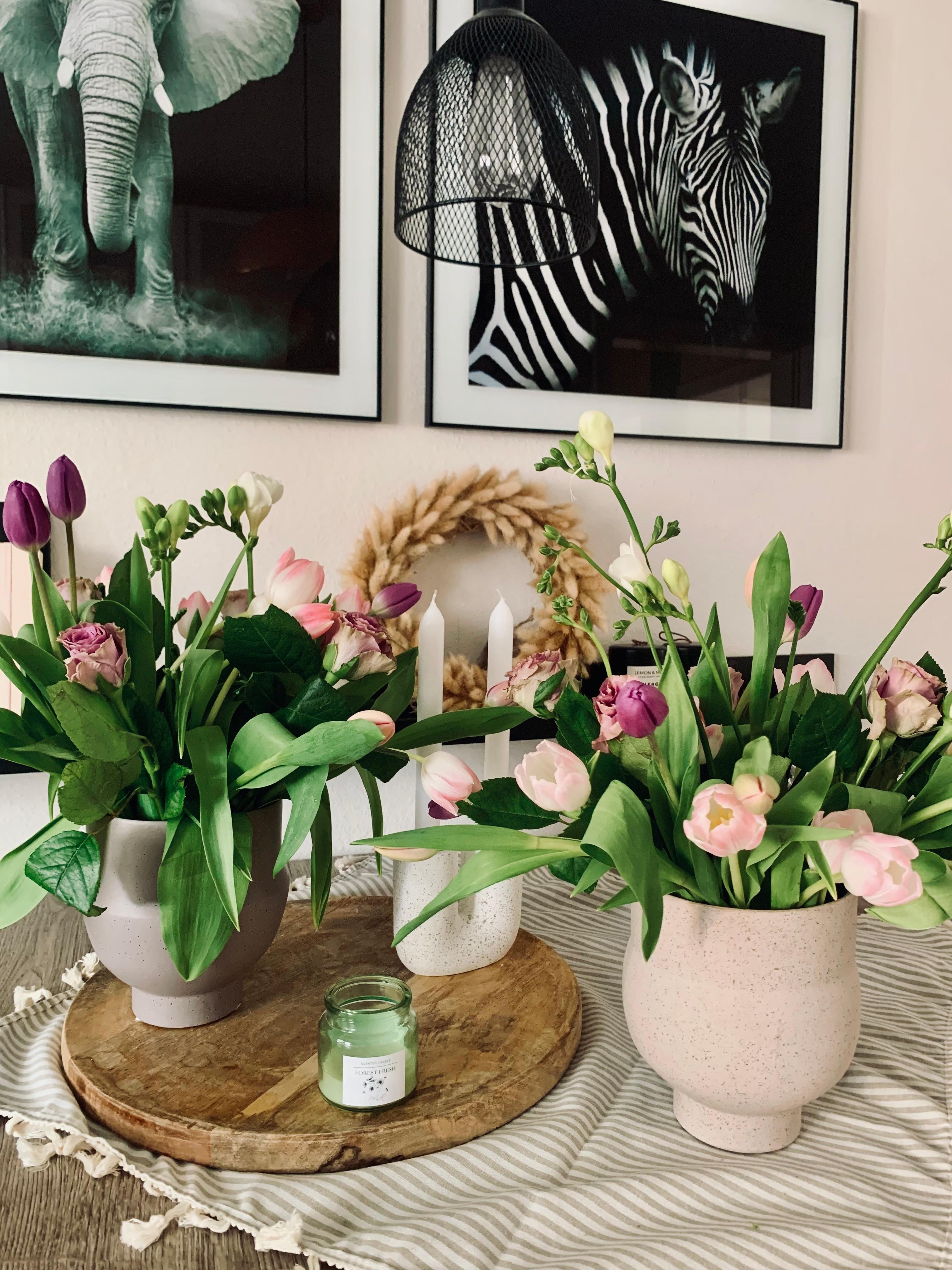 Zwillings Blumenstrauß 💞

#küche #flower #wandbild #lampe #mitteldecke #kerzen #esstisch #kranz #vasen #home 