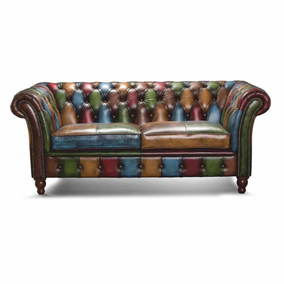 Zwischen Purismus und Prunk: Dieses Chesterfield-Sofa setzt den Rahmen für Wohnräume, in denen Charakter wichtiger ist als Konformität. Echtes Leder in warmen, dunklen Tö